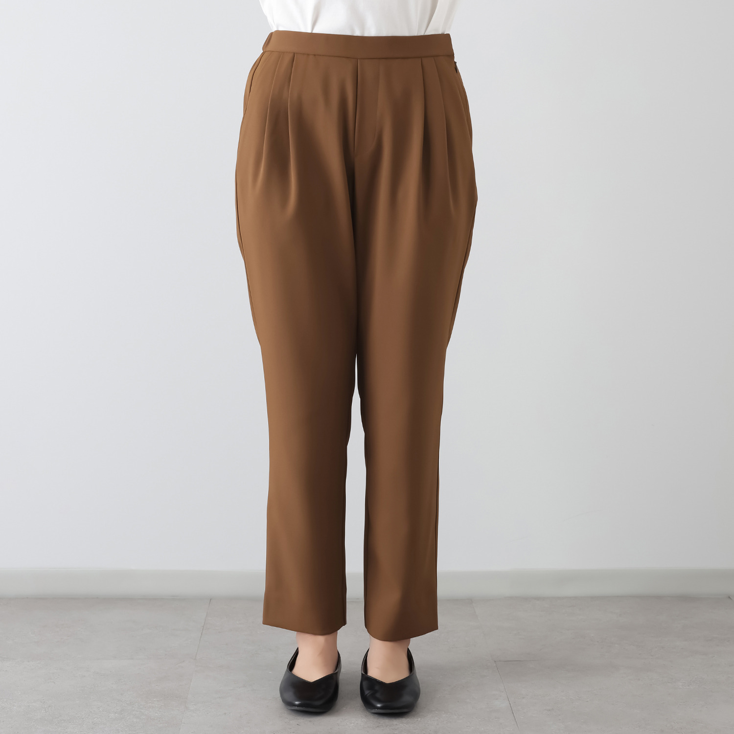 ウタオ 多機能 ストレッチ素材使用 テーパードパンツ