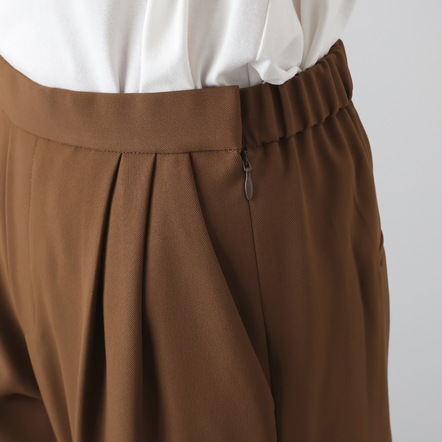 ウタオ 多機能 ストレッチ素材使用 テーパードパンツ