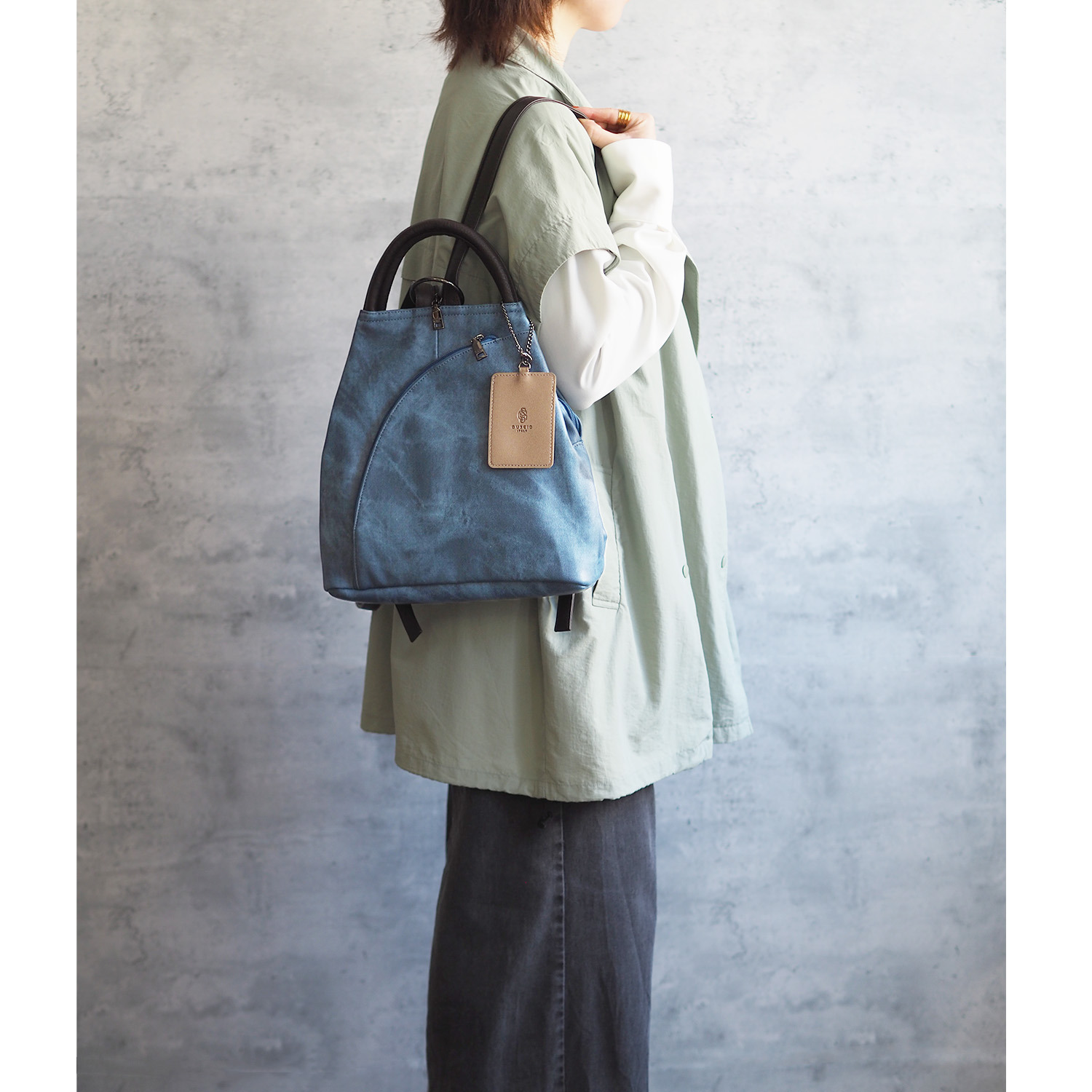 グッシオイタリー はっ水 こだわり素材 ６ポケット ３ウェイリュック ＜ショルダーバッグ、 　カードケース付＞