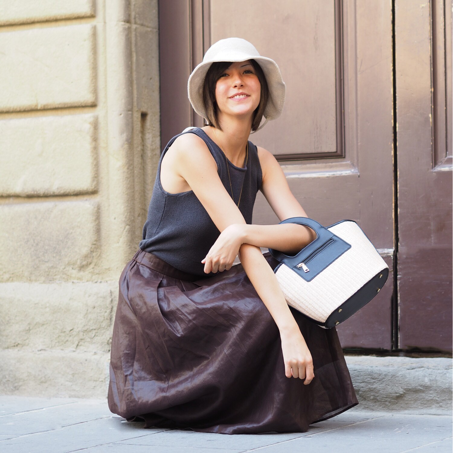 グッシオイタリー 自社開発こだわりの ラタンライクファイバー かごハンドバッグ ＜アネモネポーチ付＞