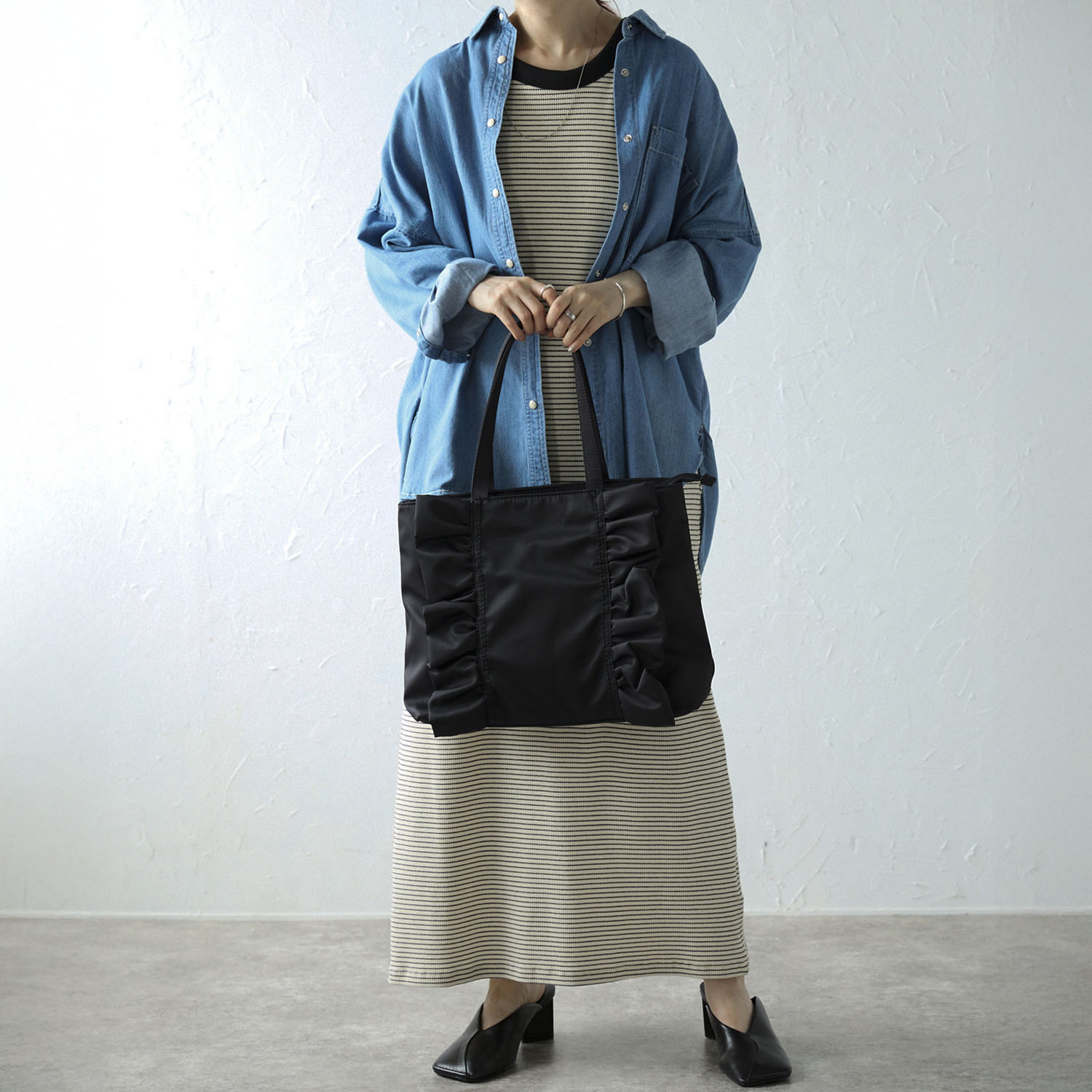 グッシオイタリー はっ水　こだわり素材 ナイロンフリル Ａ４トートバッグ ＜ミニミラーチャーム付＞