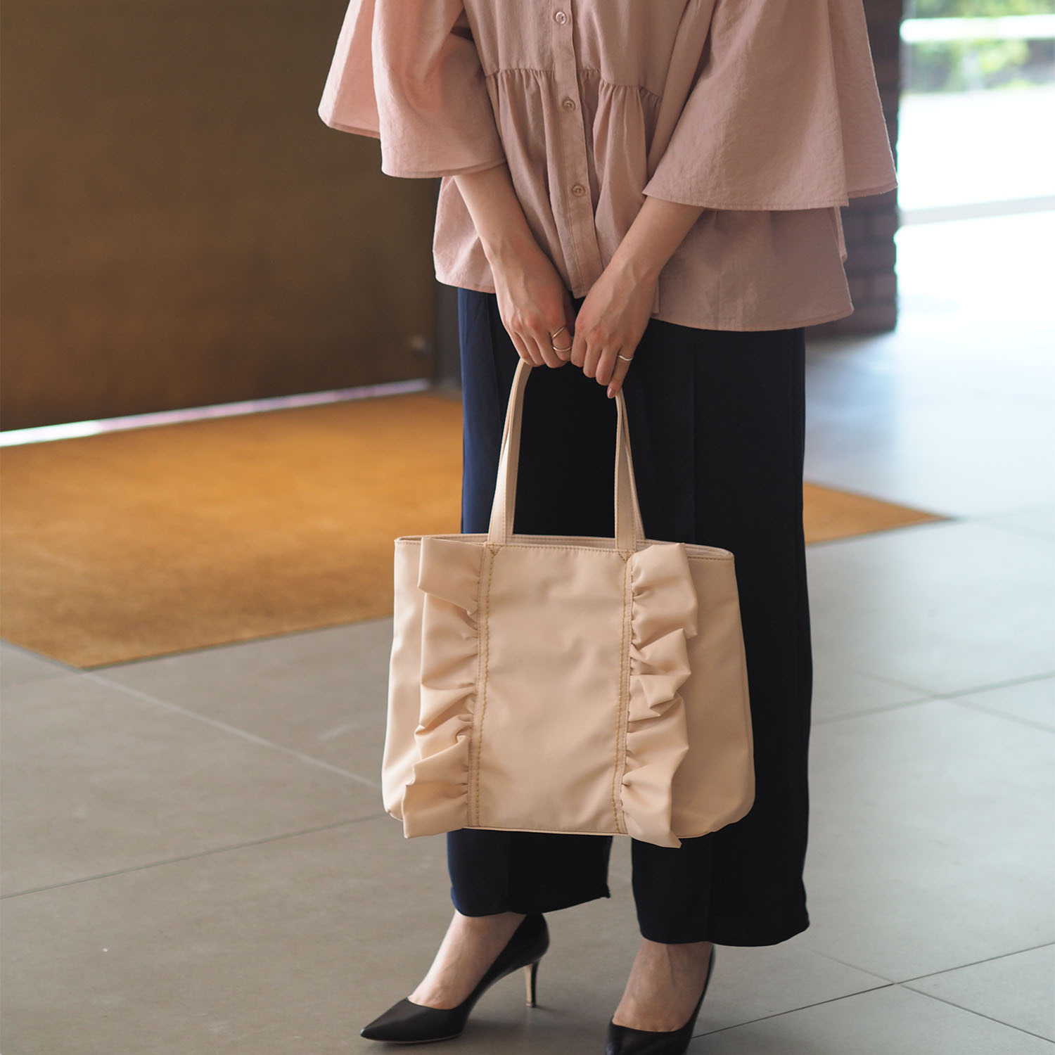 グッシオイタリー はっ水　こだわり素材 ナイロンフリル Ａ４トートバッグ ＜ミニミラーチャーム付＞