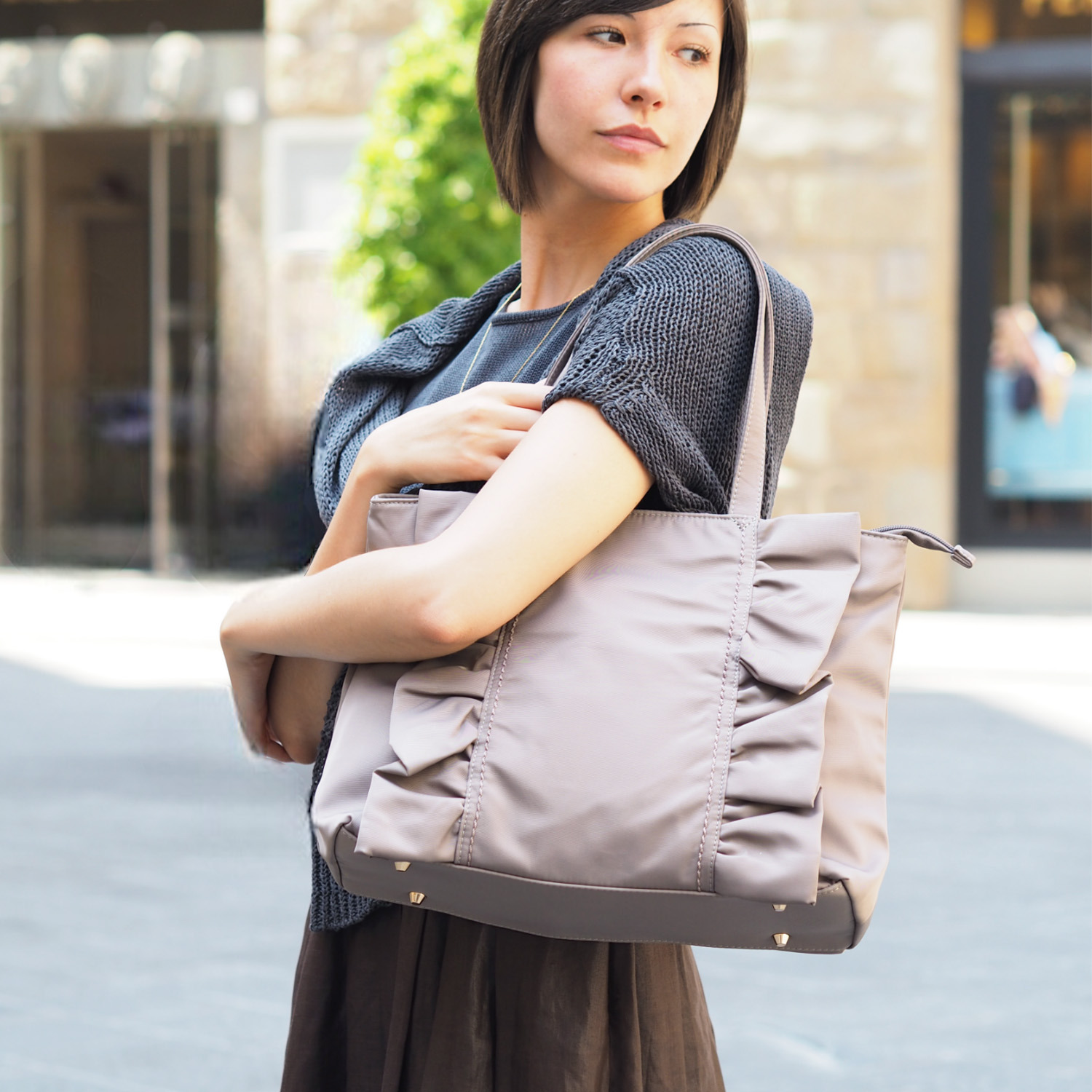 グッシオイタリー はっ水　こだわり素材 ナイロンフリル Ａ４トートバッグ ＜ミニミラーチャーム付＞