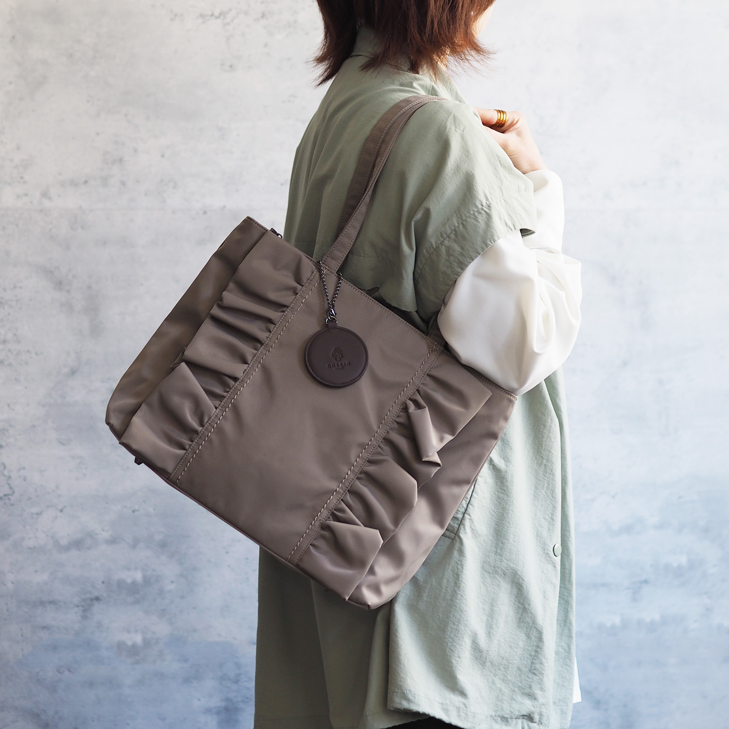 グッシオイタリー はっ水　こだわり素材 ナイロンフリル Ａ４トートバッグ ＜ミニミラーチャーム付＞