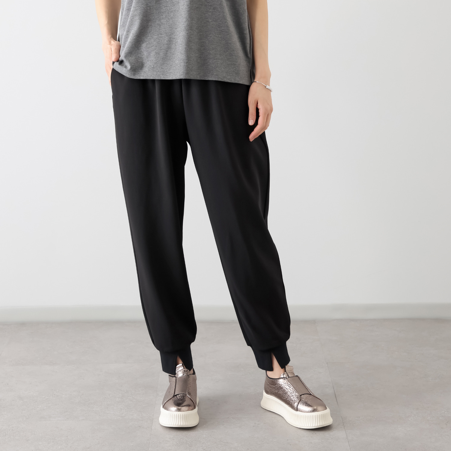 ユキコハナイ　シック ニットジョーゼット 裾編立リブ 上品ジョガーパンツ