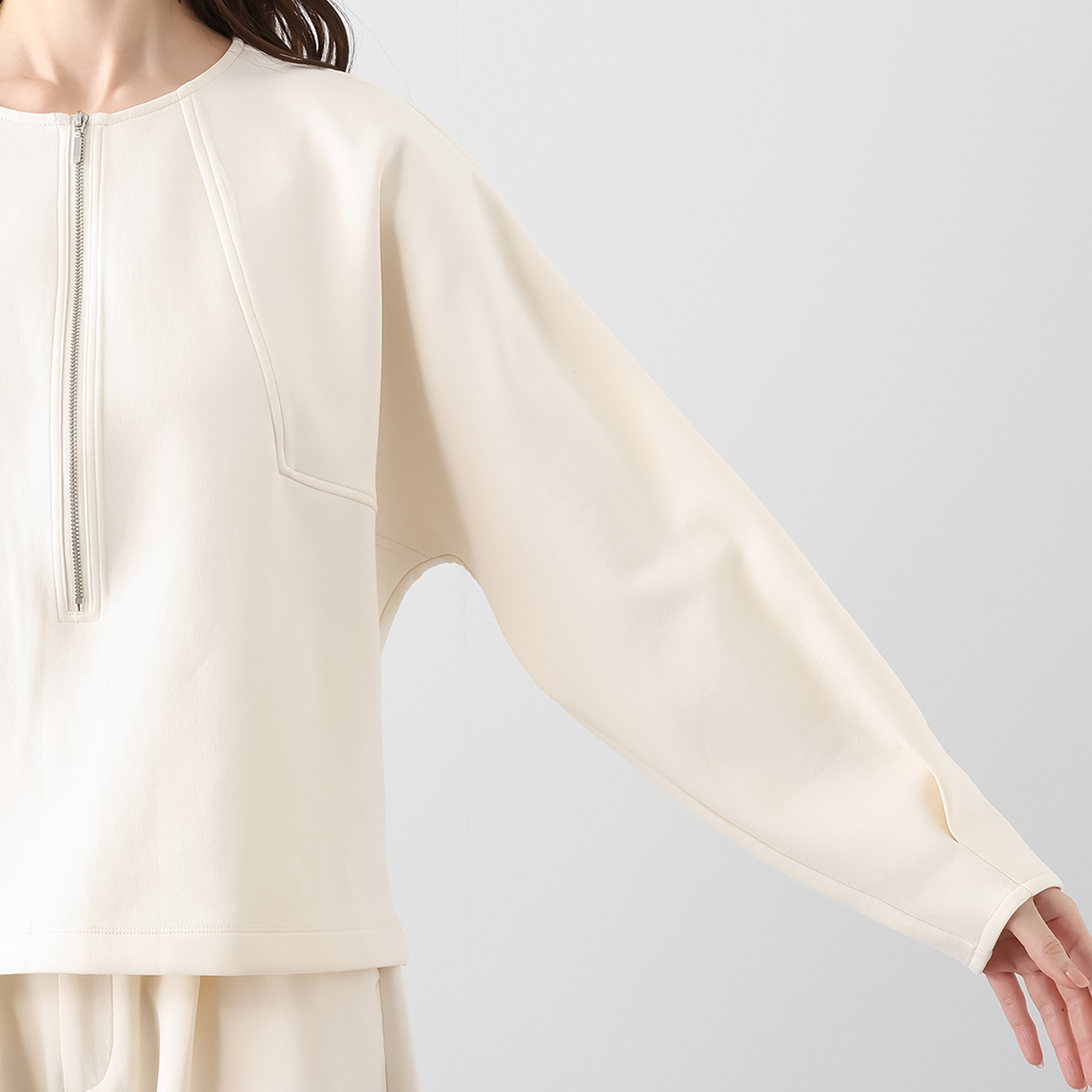 アキ　オザワ イージースタイリングで 美フォルムが叶う プルオーバー “ＨＩＮＡ”