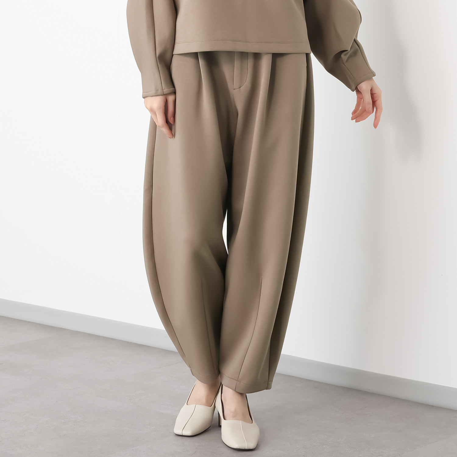 アキ　オザワ イージースタイリングで 魅せる 美フォルムパンツ “ＨＩＮＡ”