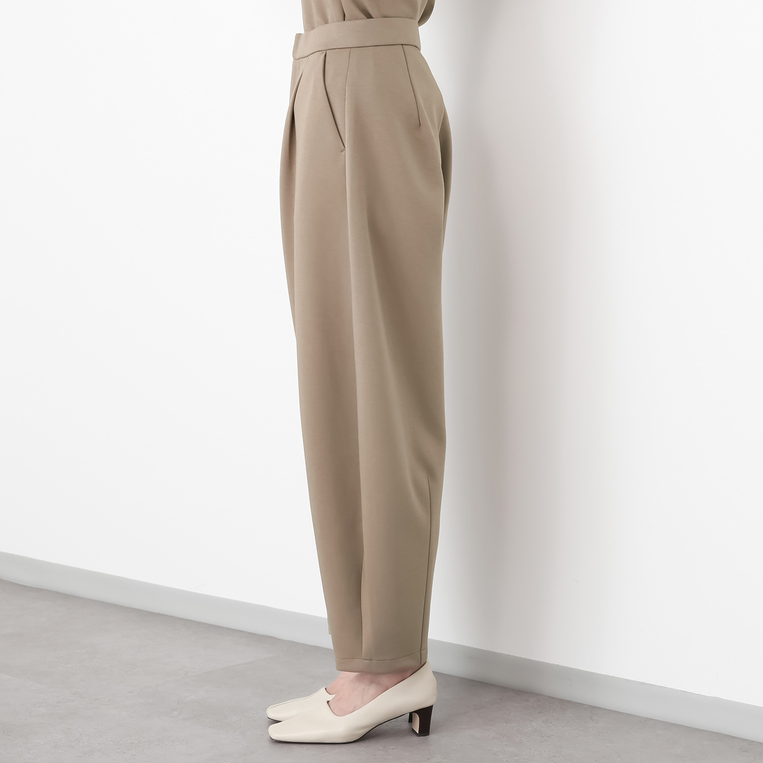 アキ　オザワ イージースタイリングで 魅せる 美フォルムパンツ “ＨＩＮＡ”