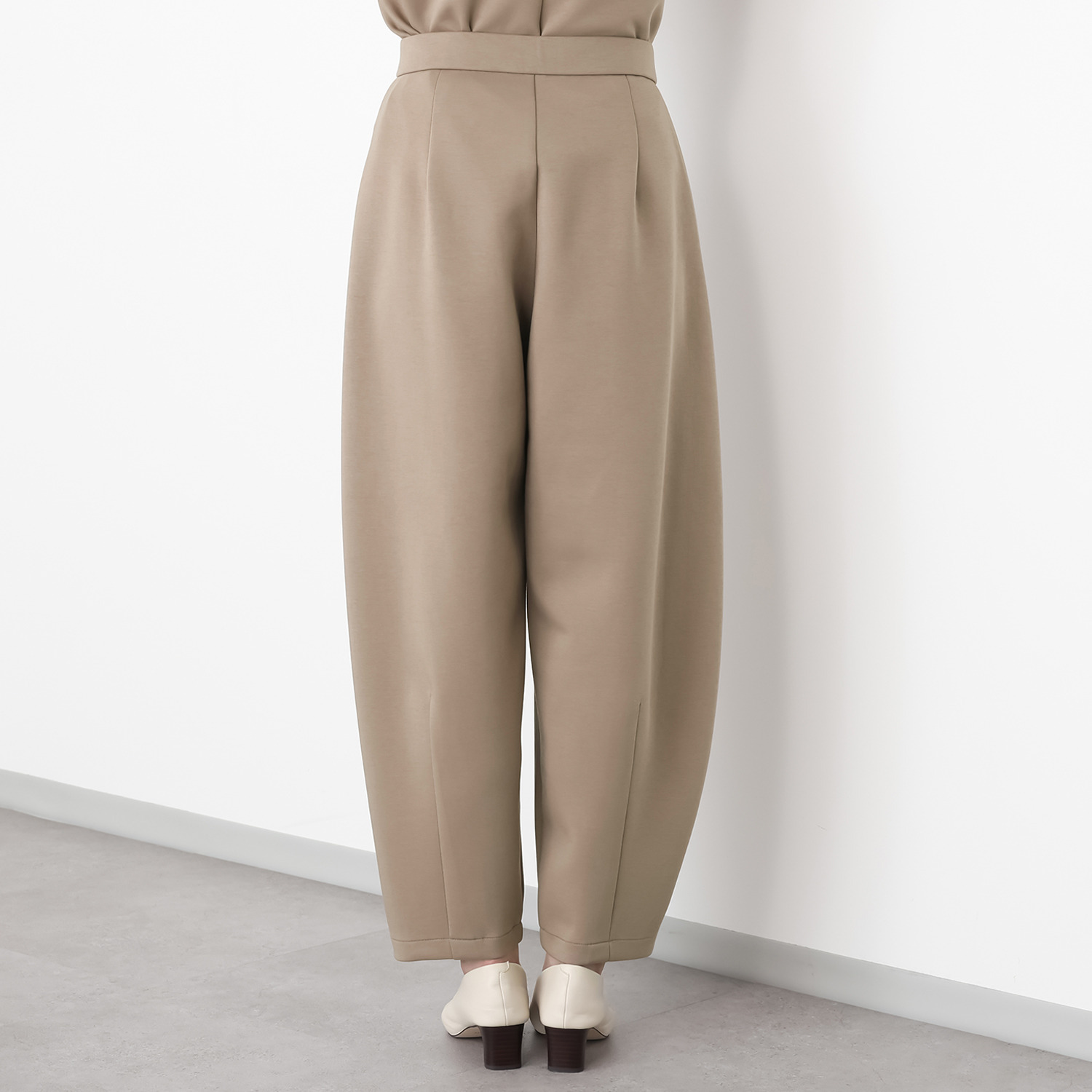 アキ　オザワ イージースタイリングで 魅せる 美フォルムパンツ “ＨＩＮＡ”