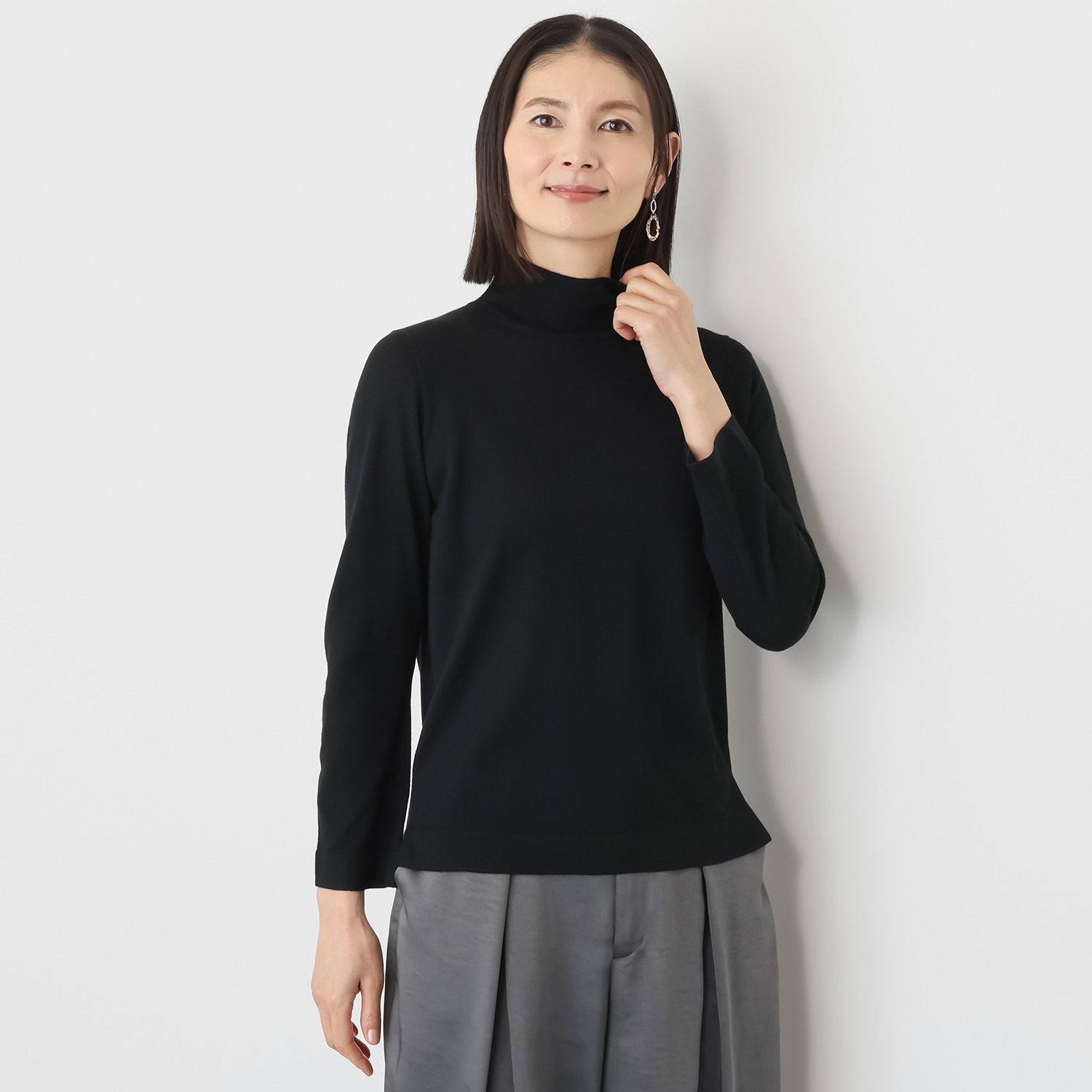 アキ　オザワ 素肌のようにライトに纏う 大人のための 品格ベーシックニット “ＳＯＫＯ”