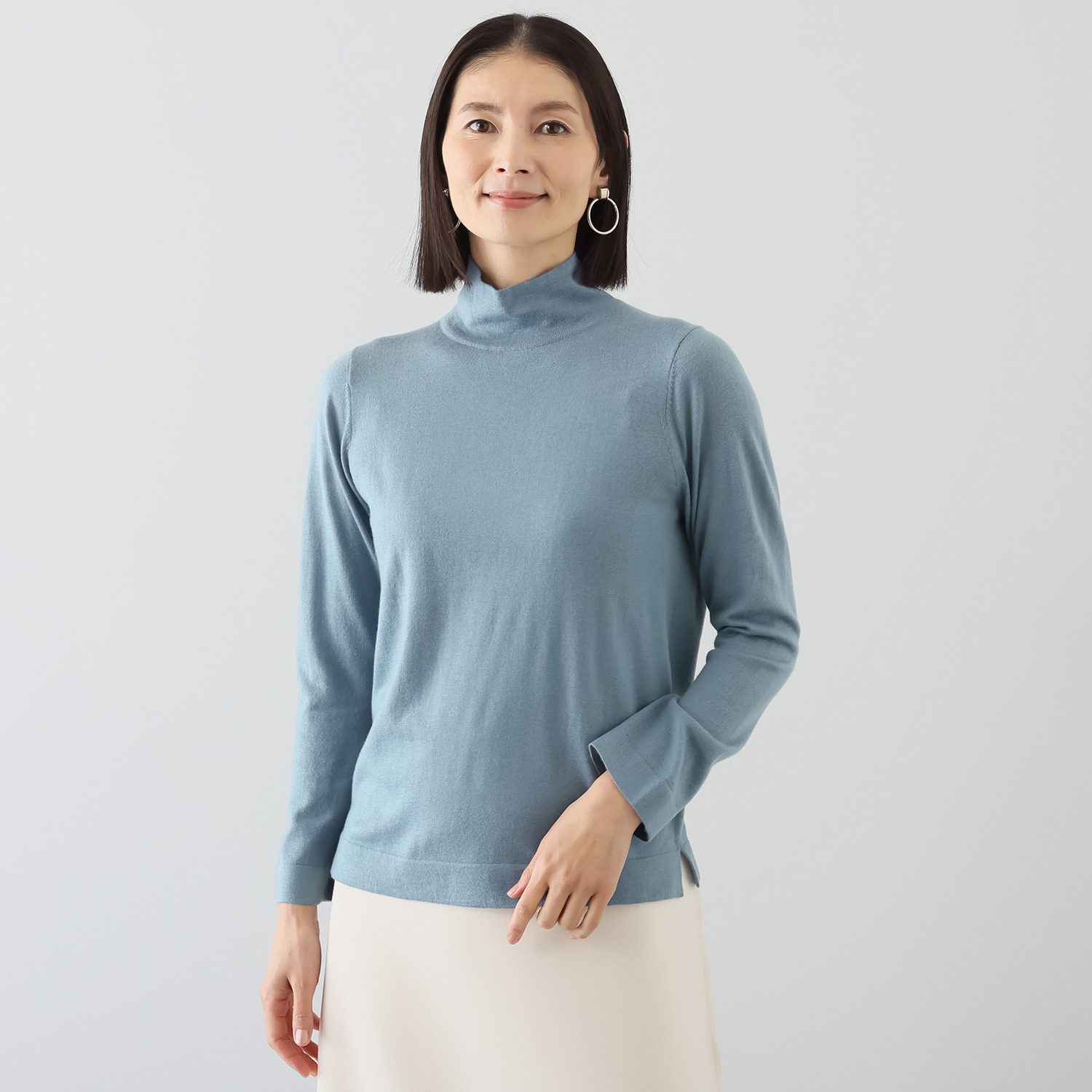 アキ　オザワ 素肌のようにライトに纏う 大人のための 品格ベーシックニット “ＳＯＫＯ”