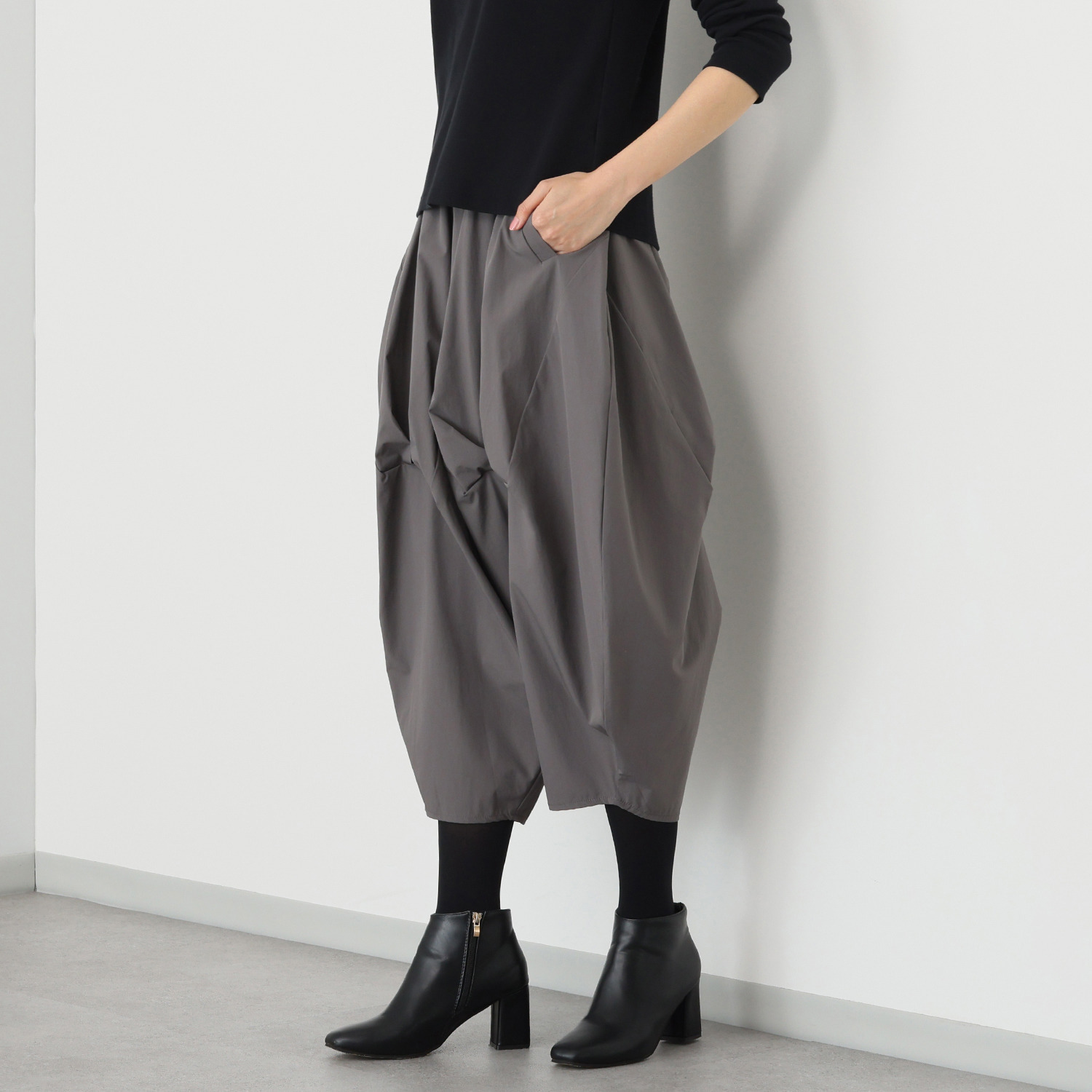 ベルポニー リラックスシルエット ストレッチ素材 デザインテーパードパンツ