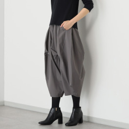 ベルポニー リラックスシルエット ストレッチ素材 デザインテーパードパンツ