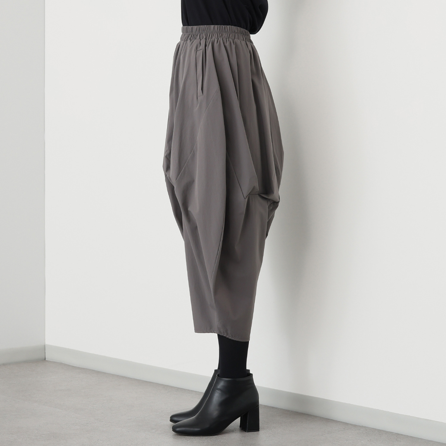 ベルポニー リラックスシルエット ストレッチ素材 デザインテーパードパンツ