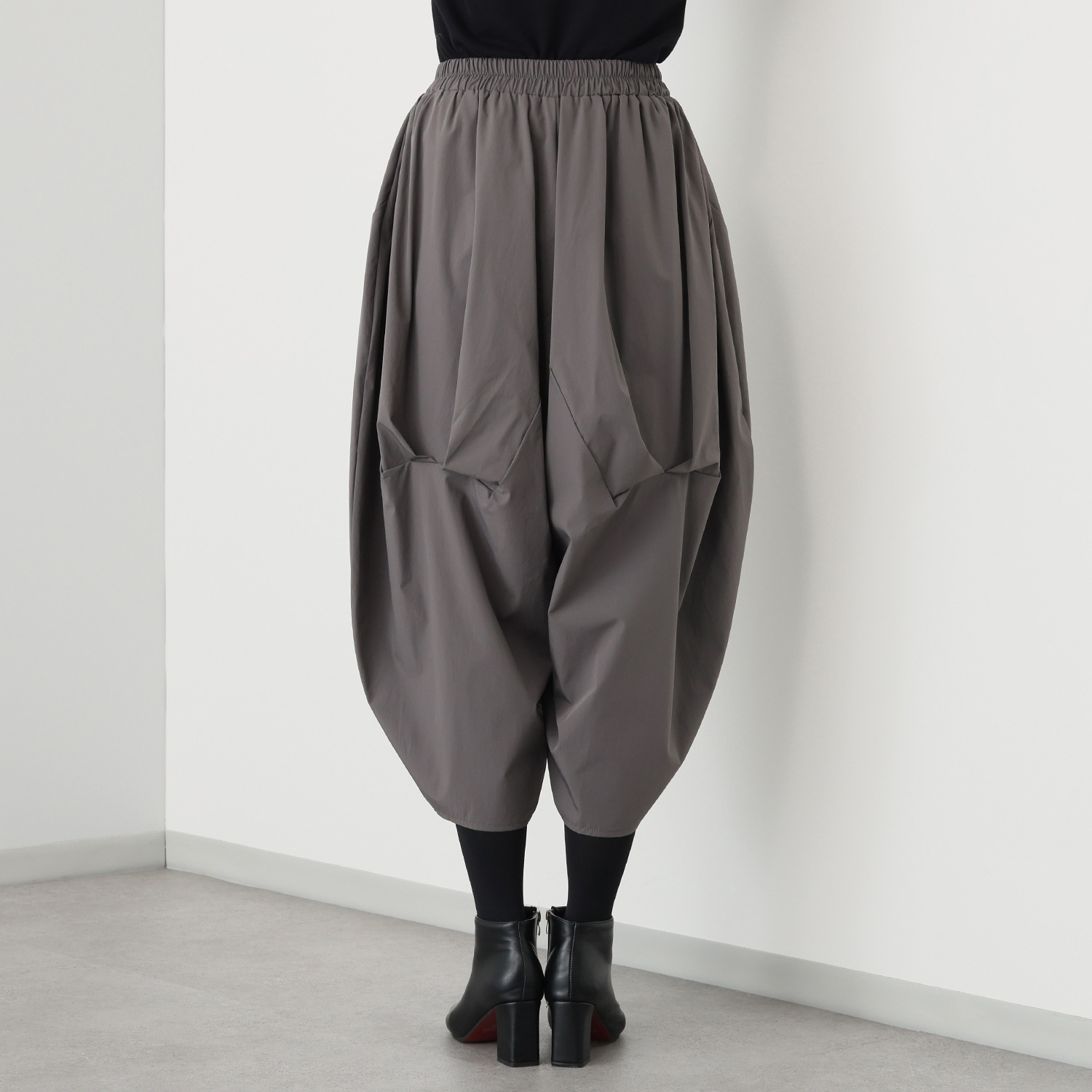 ベルポニー リラックスシルエット ストレッチ素材 デザインテーパードパンツ