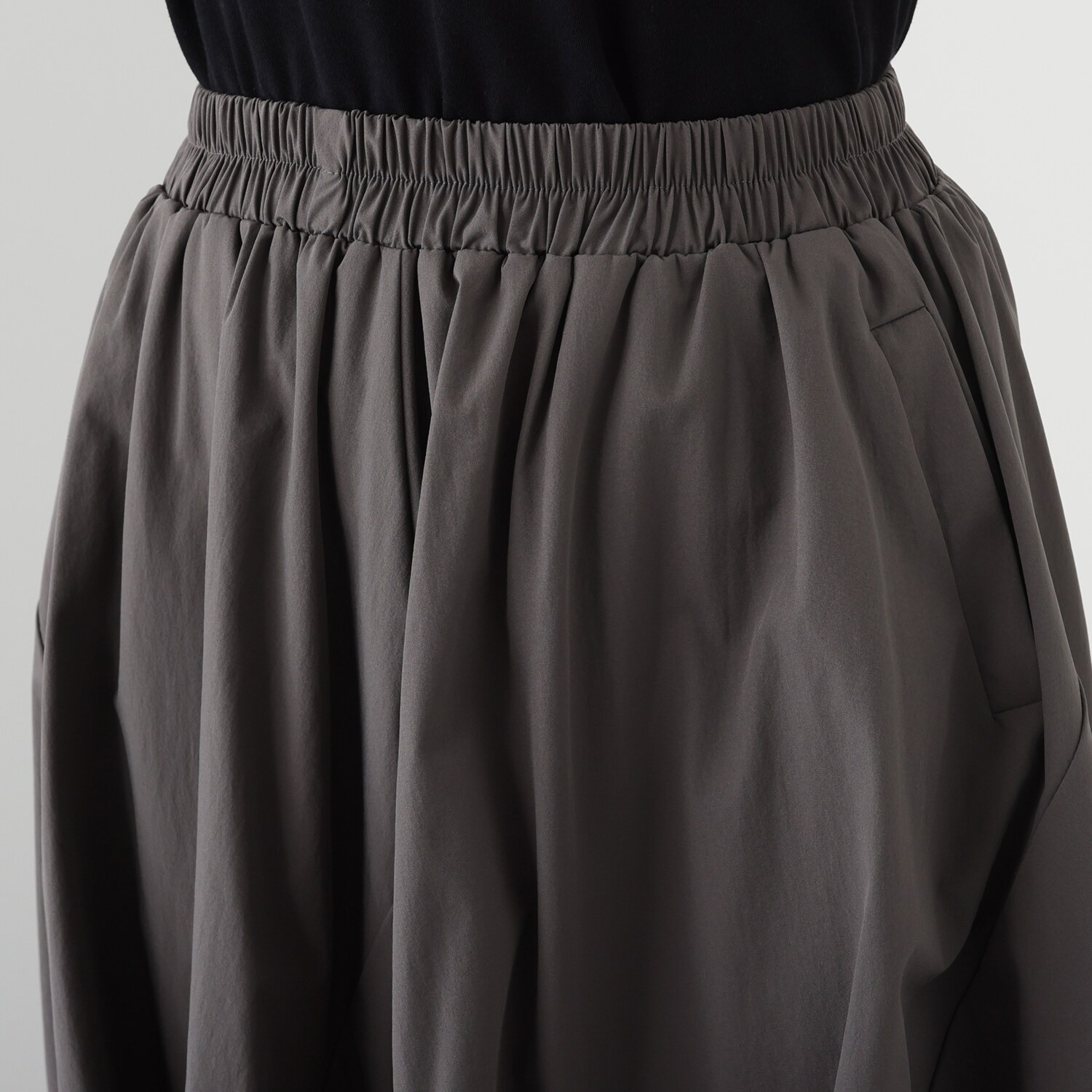 ベルポニー リラックスシルエット ストレッチ素材 デザインテーパードパンツ