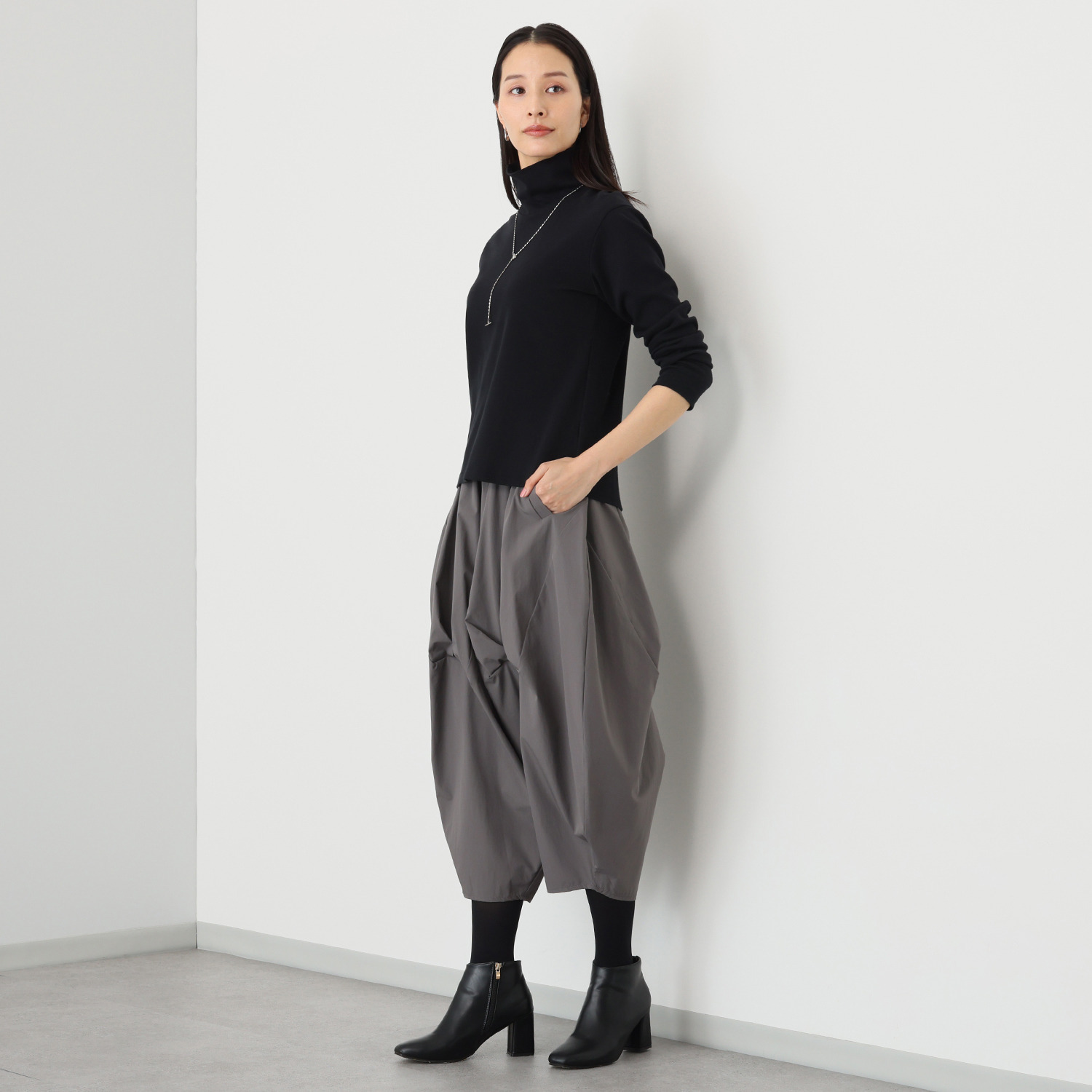 ベルポニー リラックスシルエット ストレッチ素材 デザインテーパードパンツ