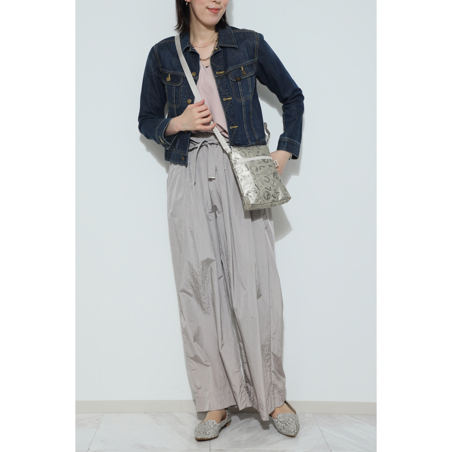 老舗ヤマト屋 超軽量・洗える！ ポリカーボネイト 薄合成皮革使用 Ｗファスナーポシェット “ギャロップシリーズ”