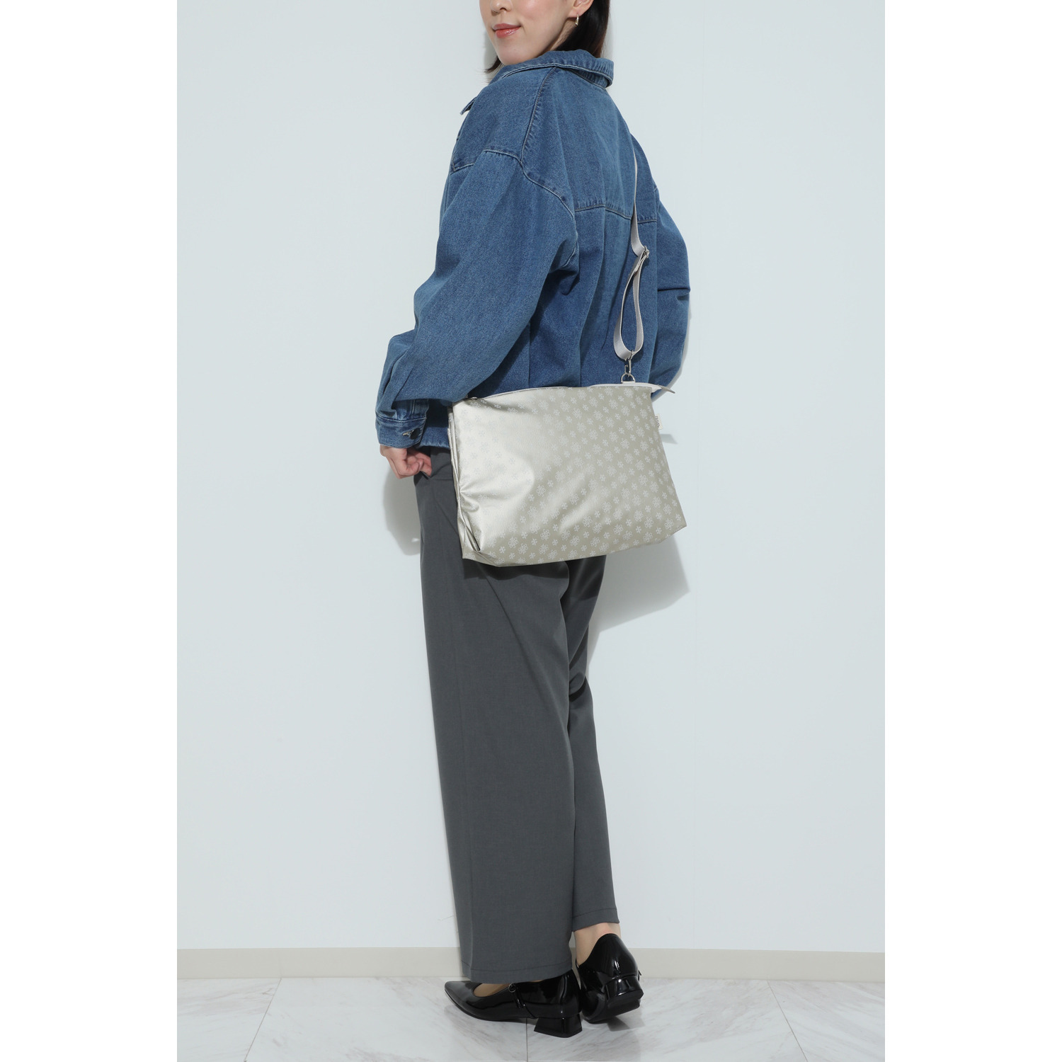 老舗ヤマト屋 超軽量・洗える！ ポリカーボネイト 薄合成皮革使用 サコッシュＭＡＫＯＴＯ “ＮＶ１５１シリーズ”