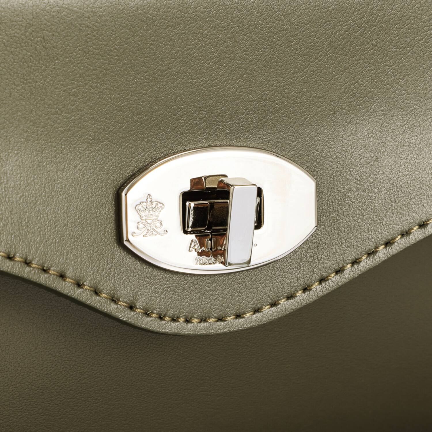 エーディーエムジェイ はっ水 イタリアンレザー ターンロック クロスボディバッグ