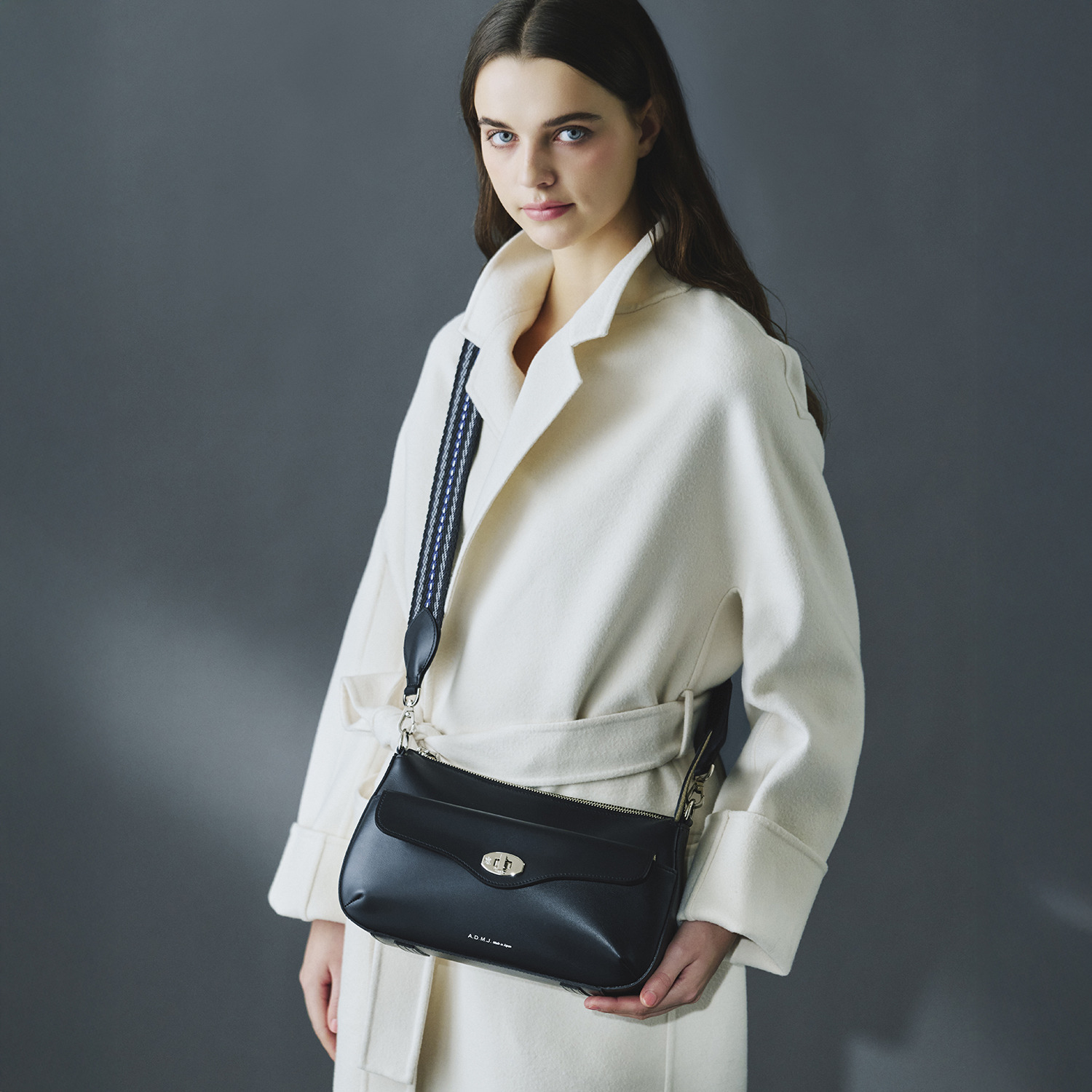 エーディーエムジェイ はっ水 イタリアンレザー ターンロック クロスボディバッグ