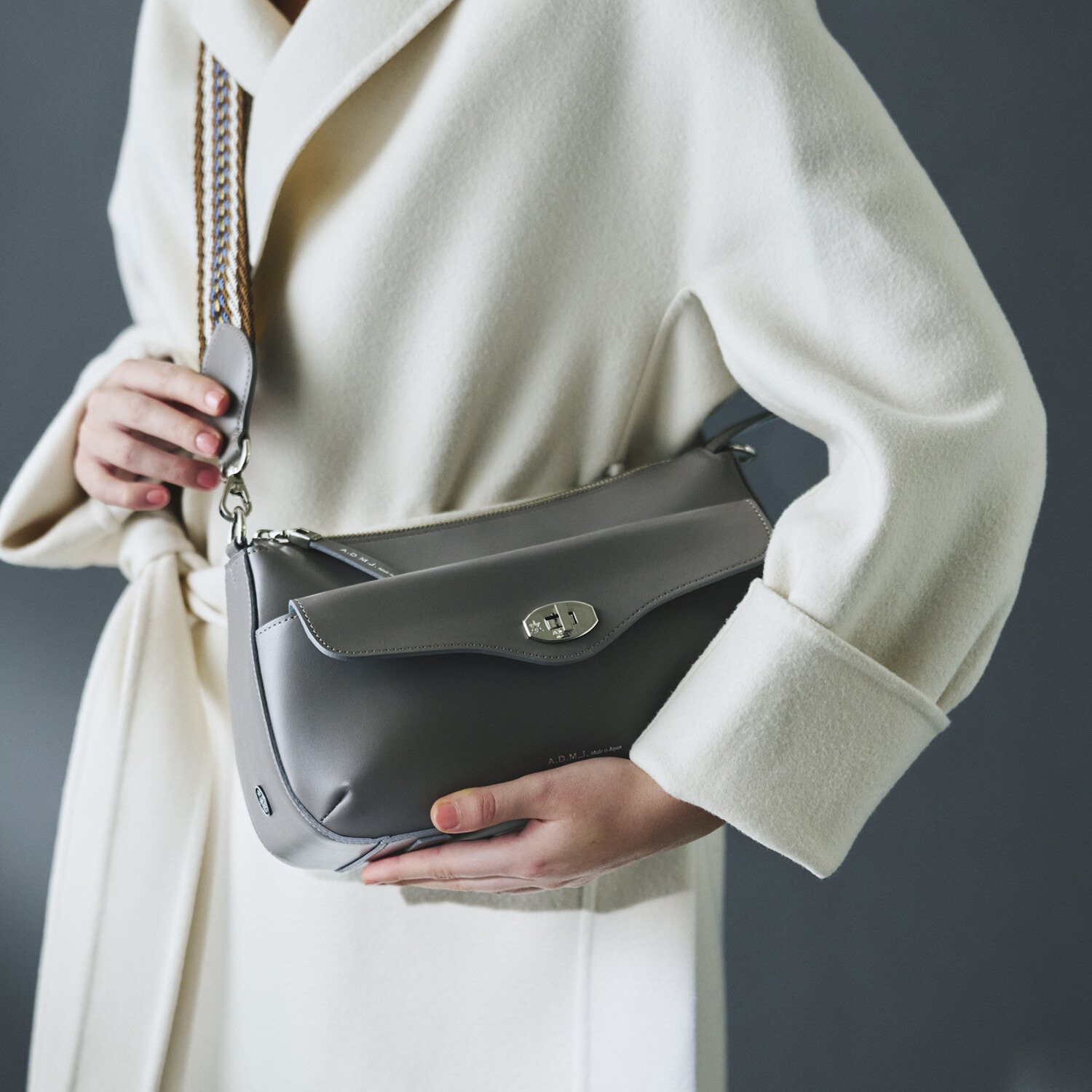 エーディーエムジェイ はっ水 イタリアンレザー ターンロック クロスボディバッグ