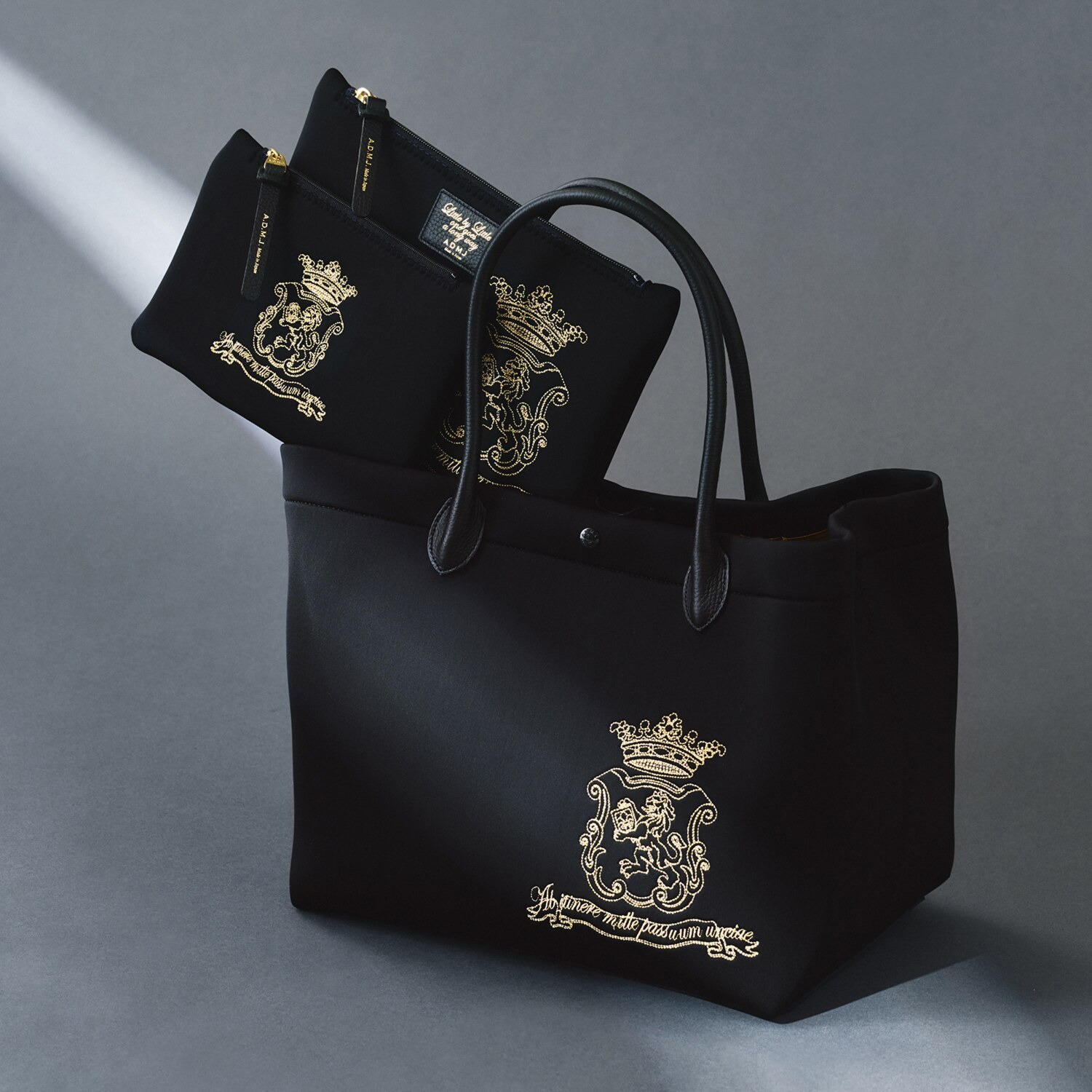 エーディーエムジェイ マジックライト（Ｒ） マーキス刺しゅう トートバッグ ＜Ｌ＞