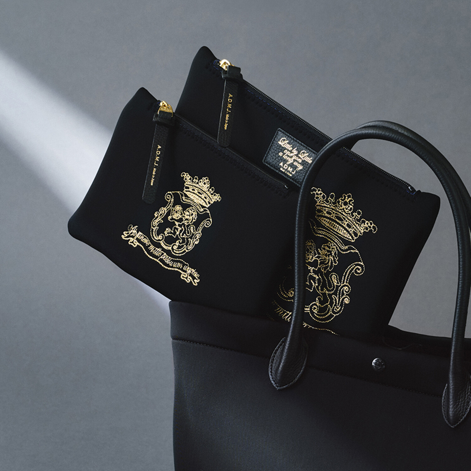 エーディーエムジェイ マジックライト（Ｒ） マーキス刺しゅう ポーチ大小２点セット