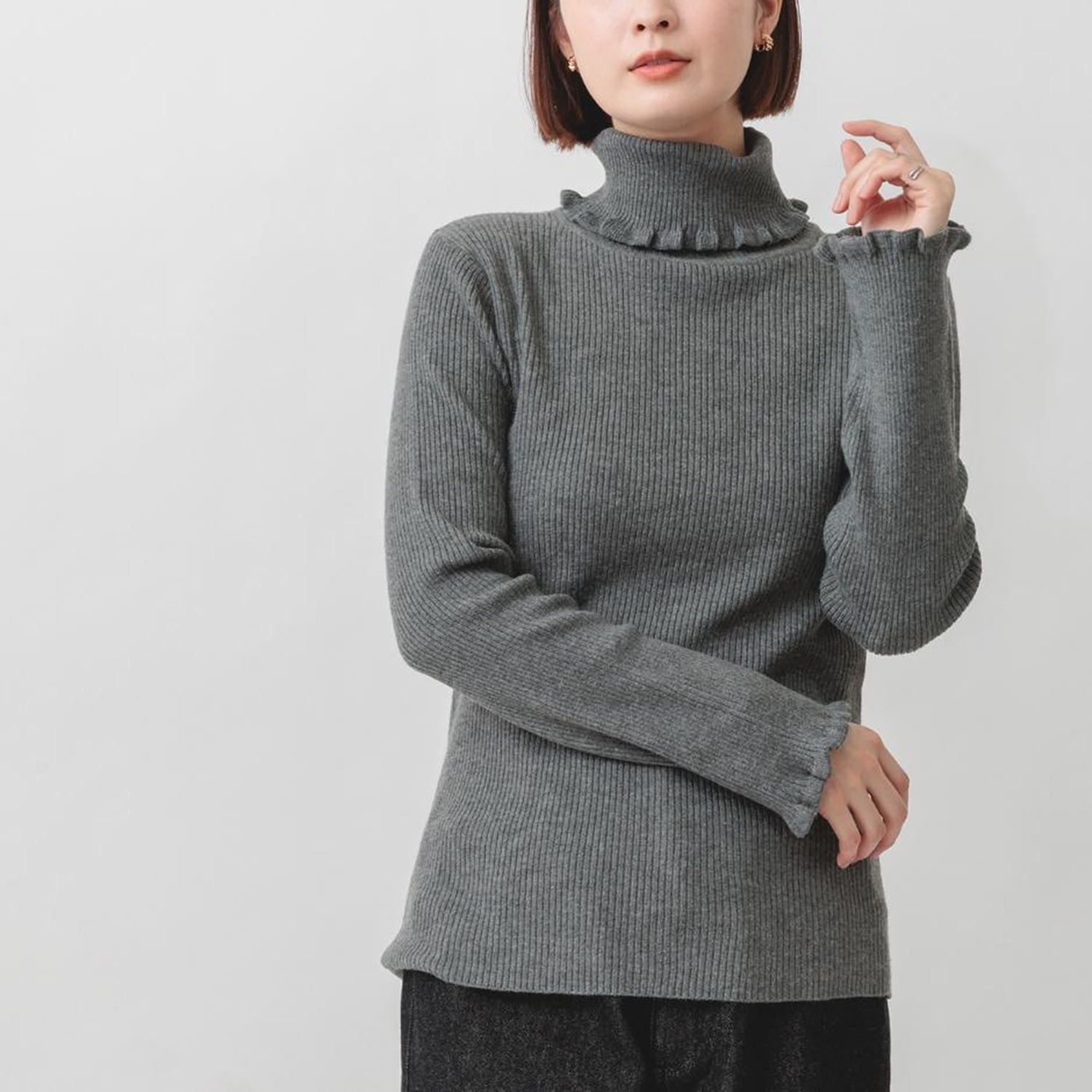 エムエムオー フリルタートルネック プルオーバー