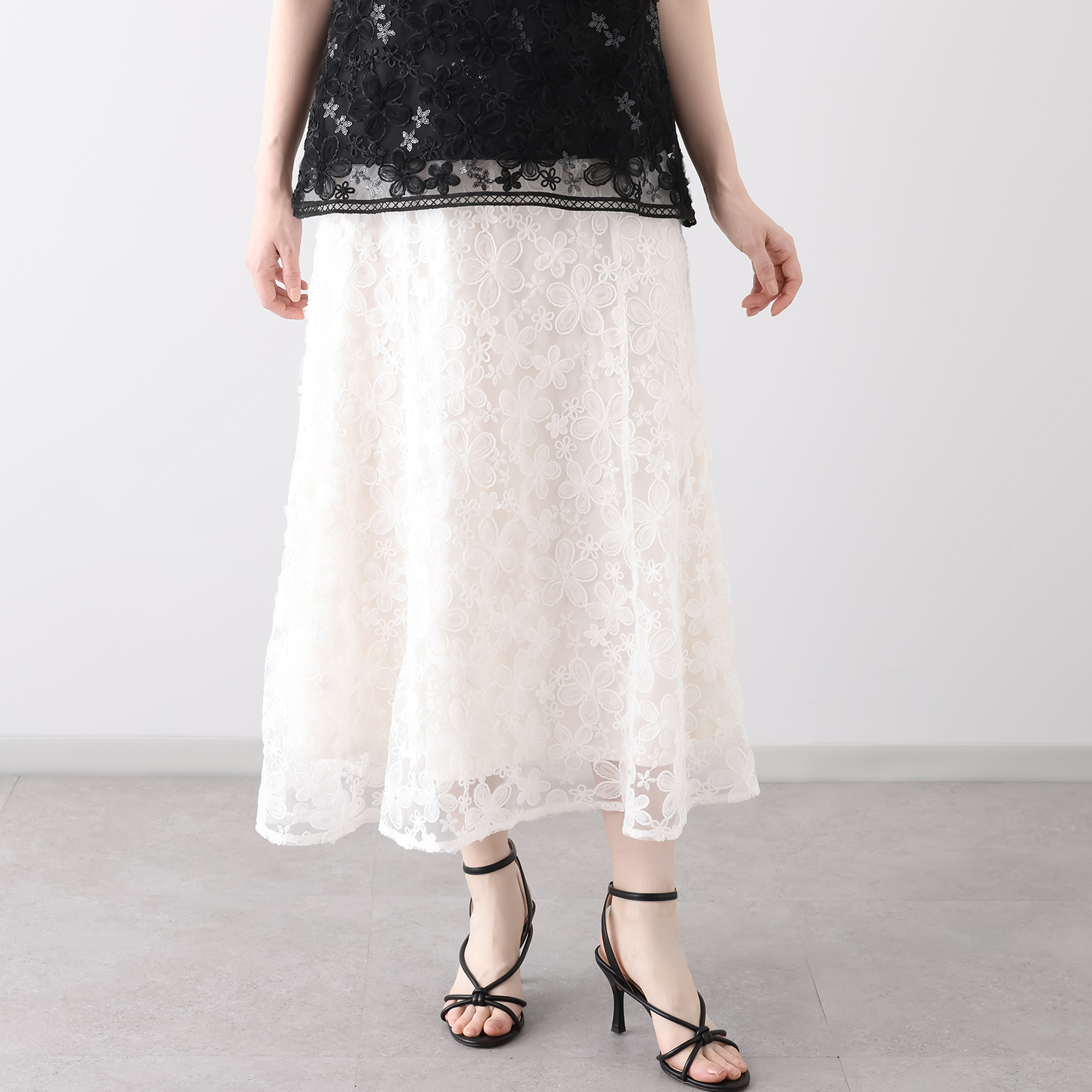 ルクオーレ スパンコールアクセント 立体チュール＆ モール刺しゅう 総レース ソフトフレアースカート