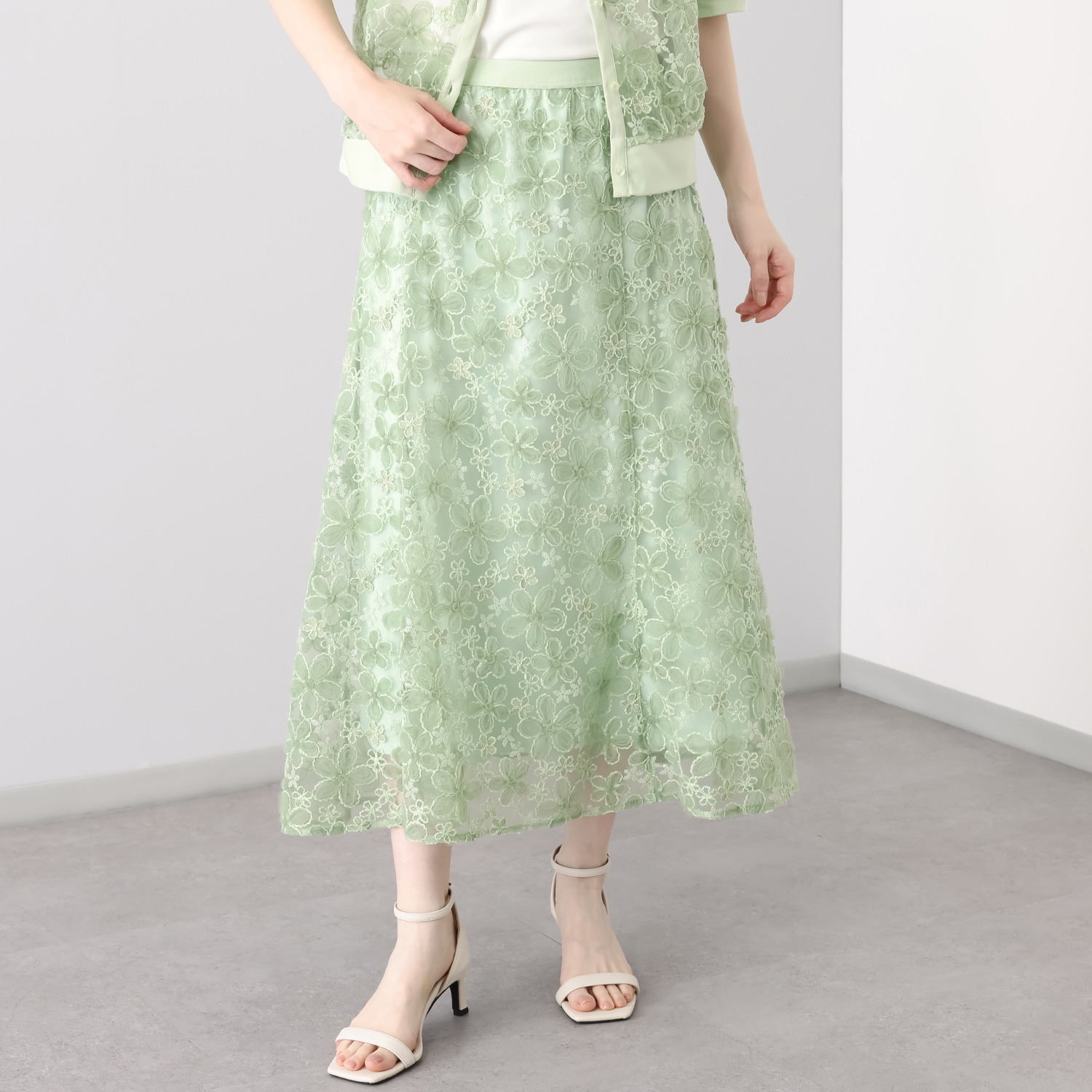 ルクオーレ スパンコールアクセント 立体チュール＆ モール刺しゅう 総レース ソフトフレアースカート