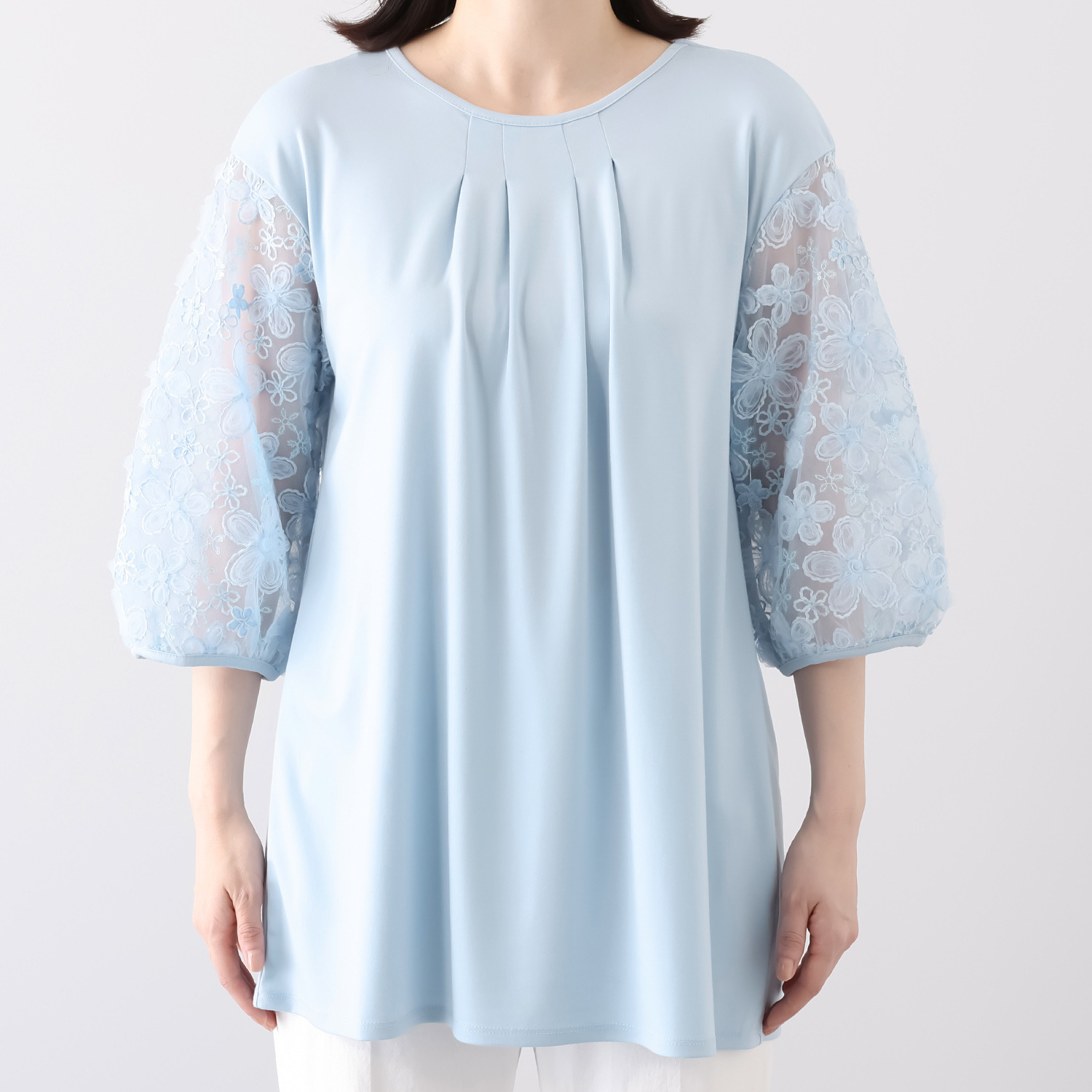 ルクオーレ スパンコールアクセント 立体チュール＆ モール刺しゅう 袖レース使いプルオーバー