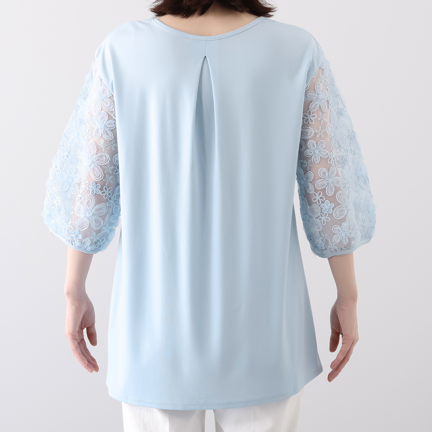 ルクオーレ スパンコールアクセント 立体チュール＆ モール刺しゅう 袖レース使いプルオーバー