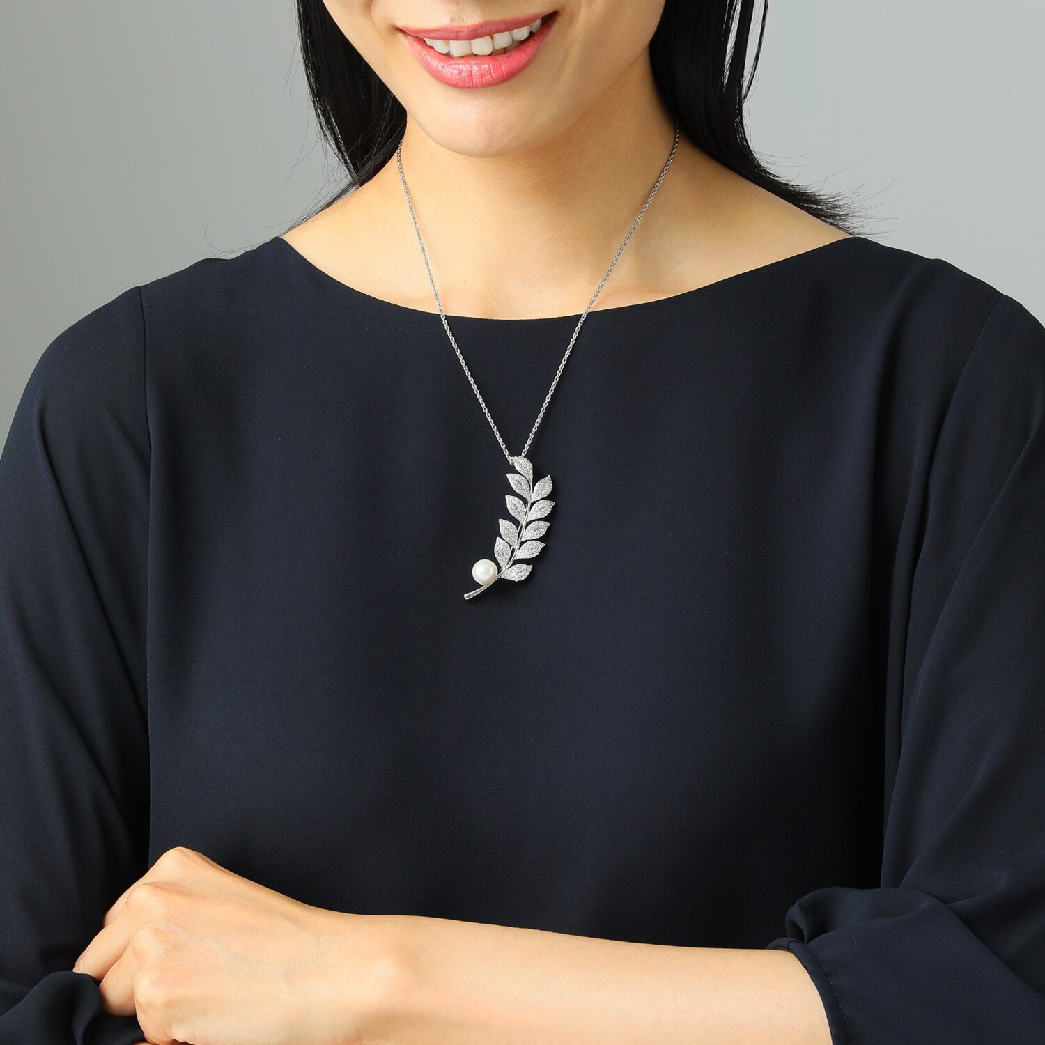 プレミアムパール 泉州の職人技 ９ｍｍＵＰ 貝パール＆ＣＺ リーフデザイン ペンダントブローチ