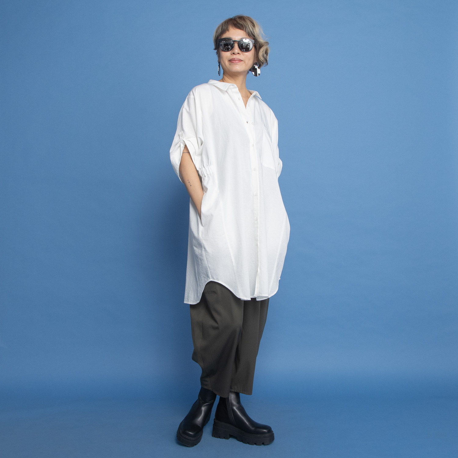 ヨーコモリモト コンパクトな襟で 着る人を選ばない デザインシャツチュニック