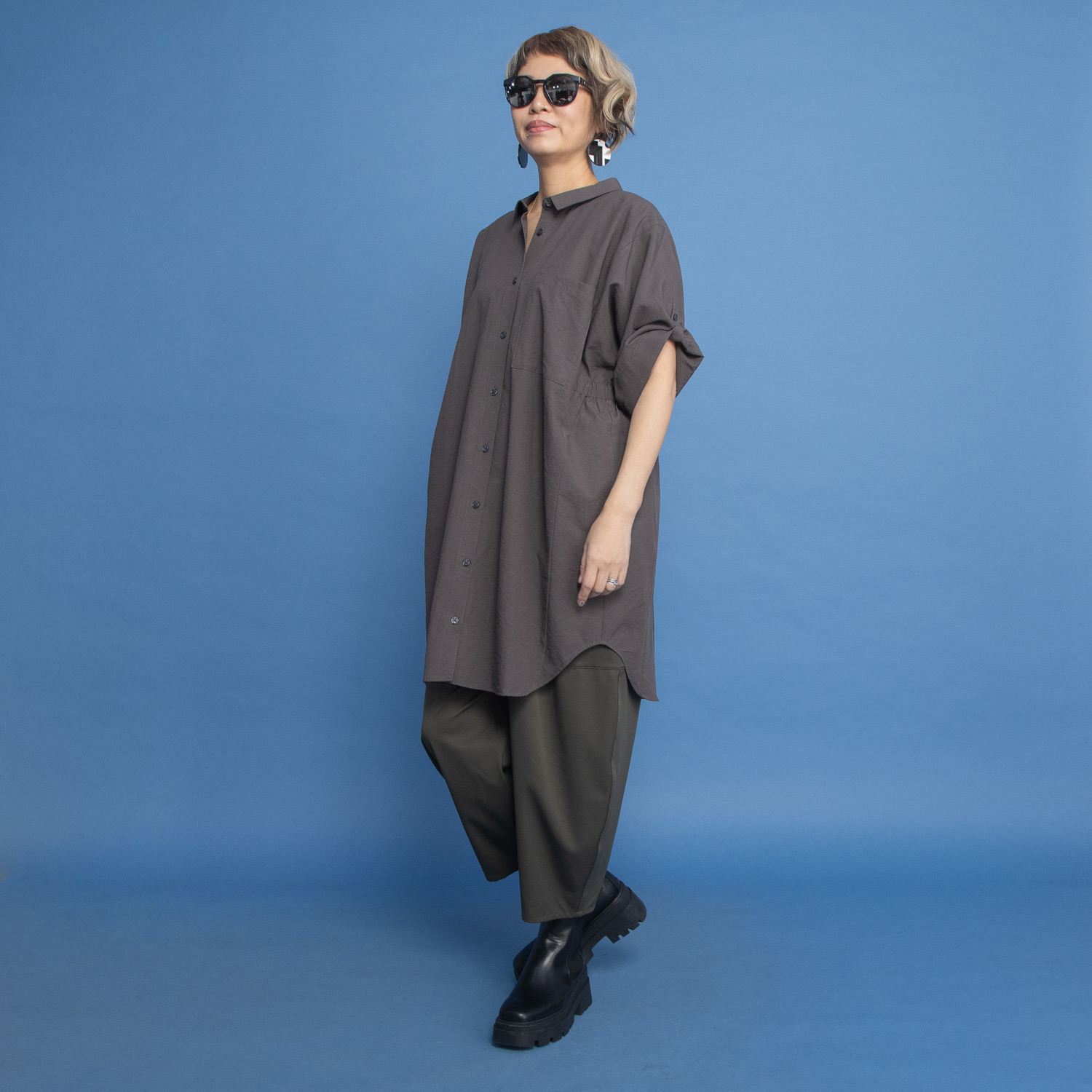 ヨーコモリモト コンパクトな襟で 着る人を選ばない デザインシャツチュニック