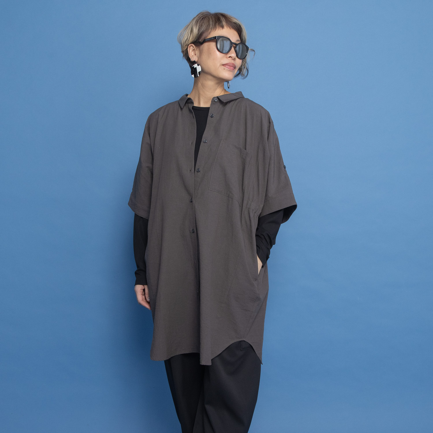 ヨーコモリモト コンパクトな襟で 着る人を選ばない デザインシャツチュニック