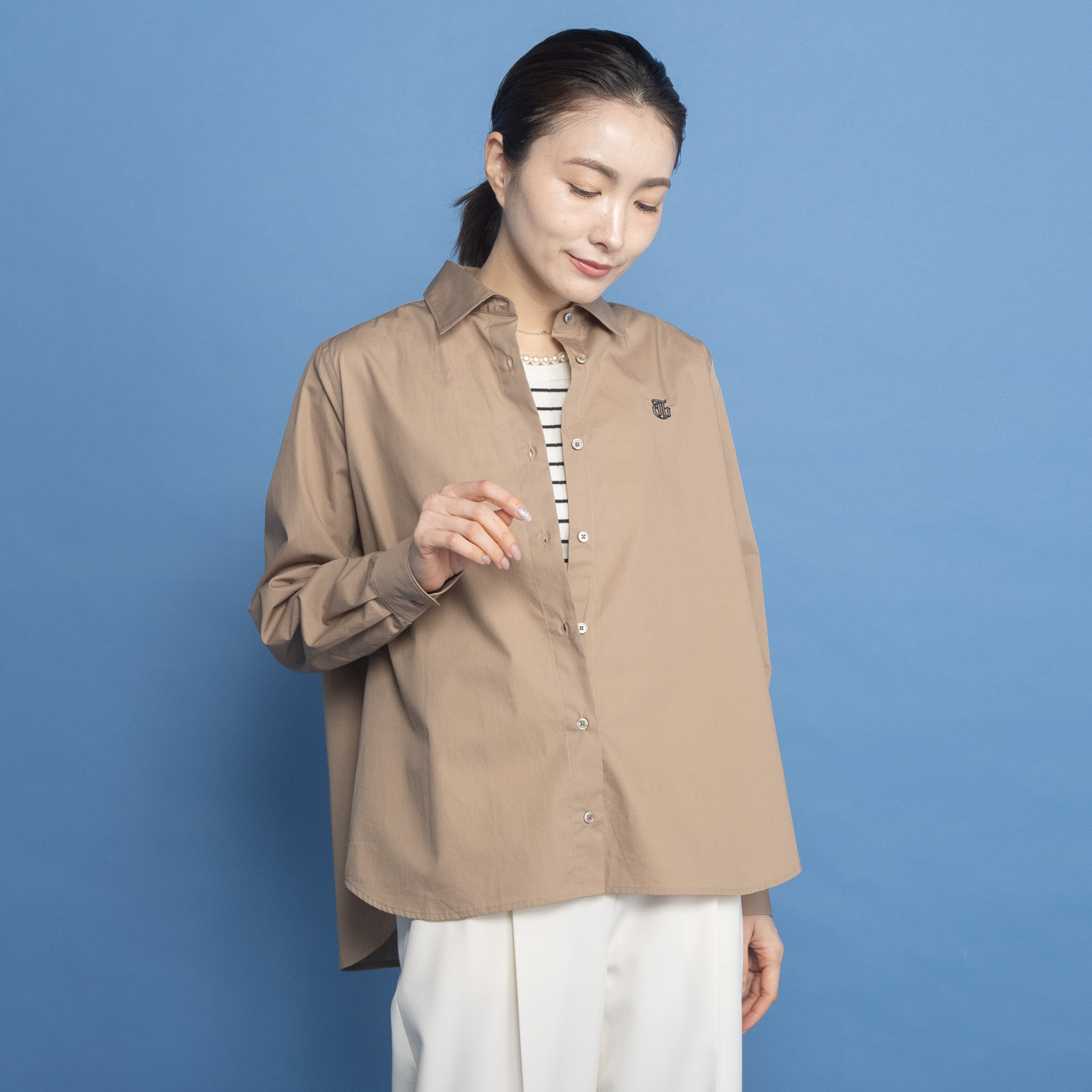 オンザビーバイサマーミー ベーシックを美しく 大人トラッドに装う 刺しゅう入り シャツブラウス