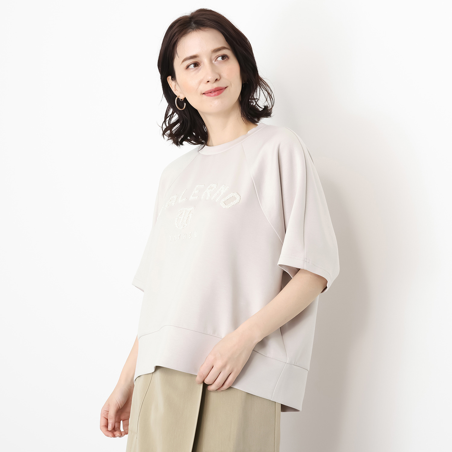 オンザビーバイサマーミー カジュアルを格上げ 着るだけで華やぐ レリーフ刺しゅうＴシャツ