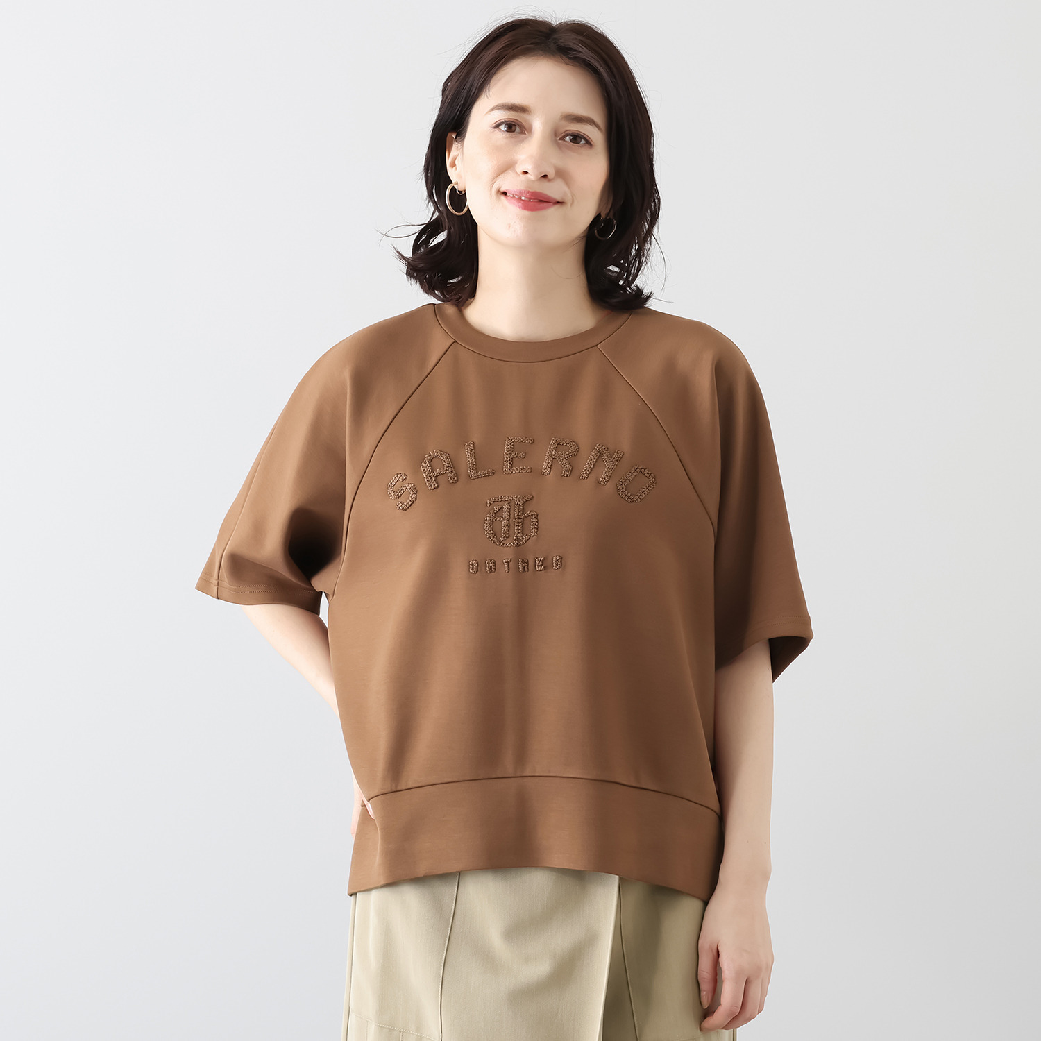 オンザビーバイサマーミー カジュアルを格上げ 着るだけで華やぐ レリーフ刺しゅうＴシャツ