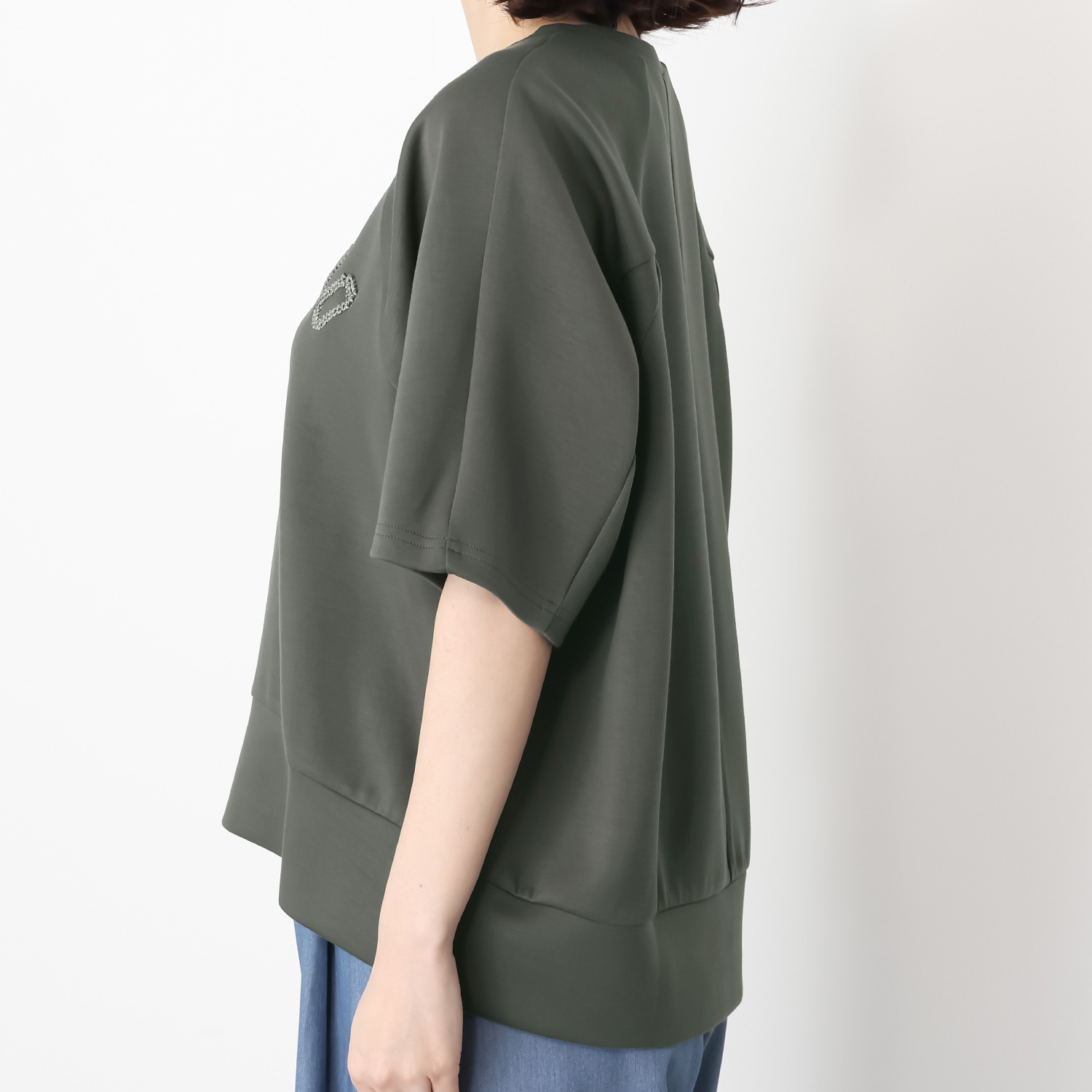 オンザビーバイサマーミー カジュアルを格上げ 着るだけで華やぐ レリーフ刺しゅうＴシャツ