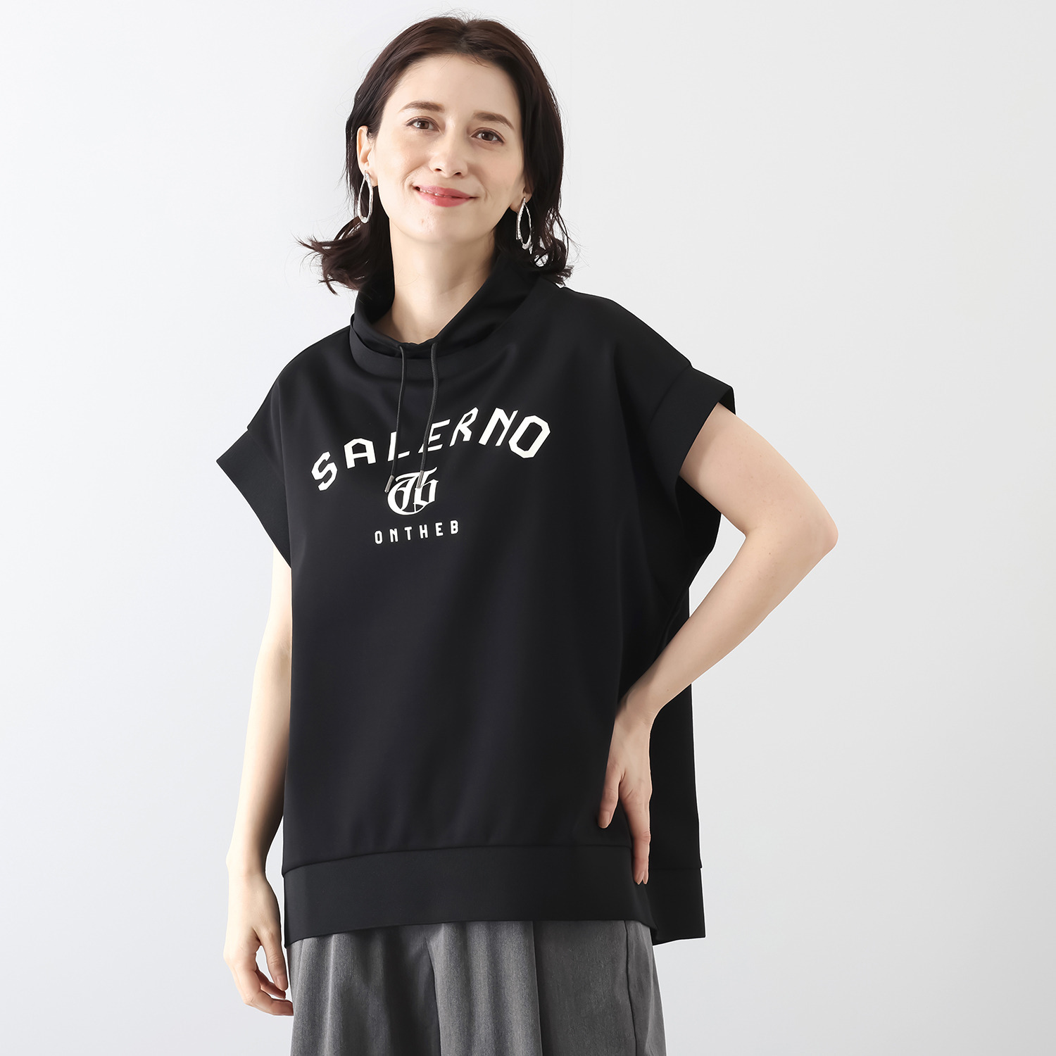 オンザビーバイサマーミー トラッドカジュアルを 簡単に取り入れられる プリントロゴベスト