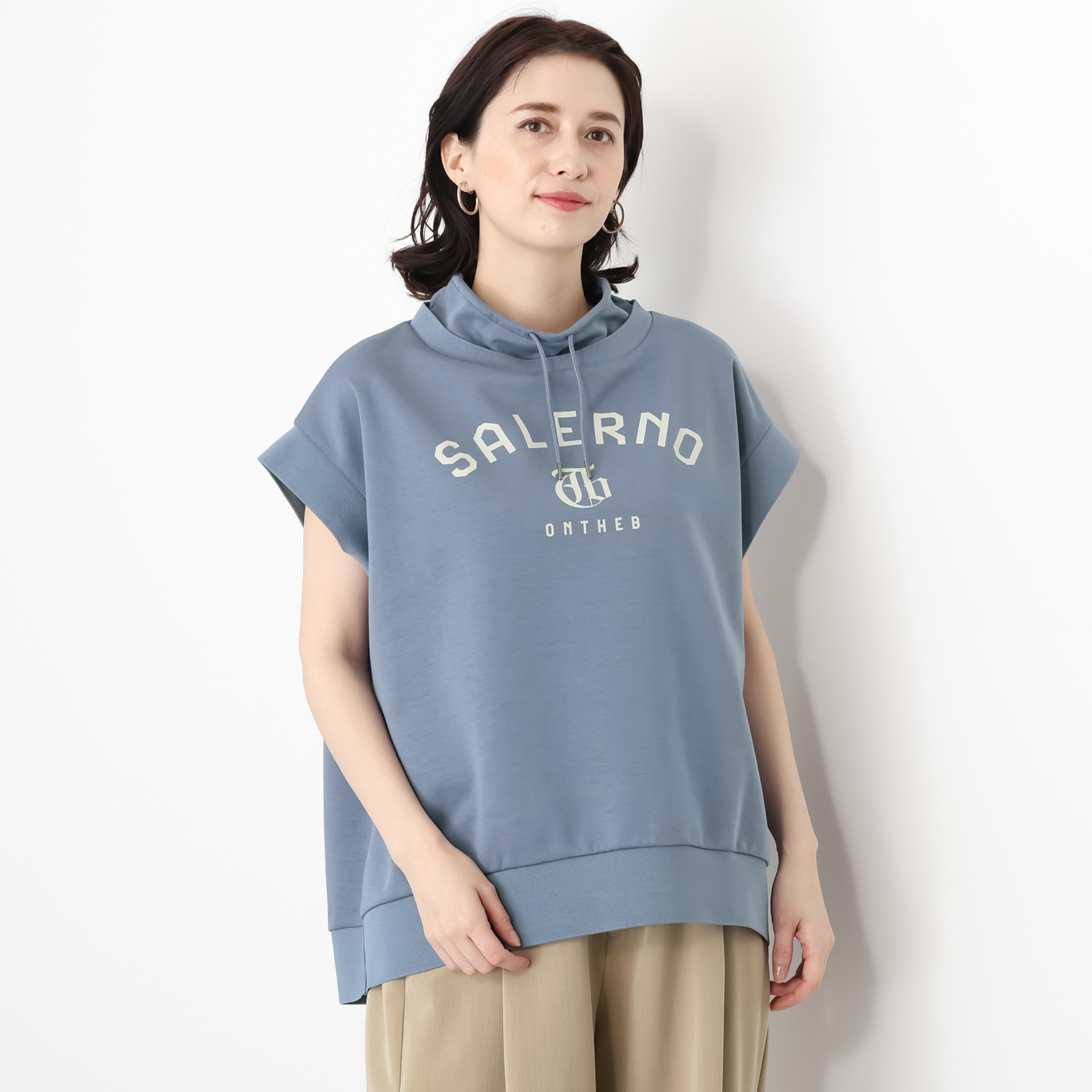 オンザビーバイサマーミー トラッドカジュアルを 簡単に取り入れられる プリントロゴベスト