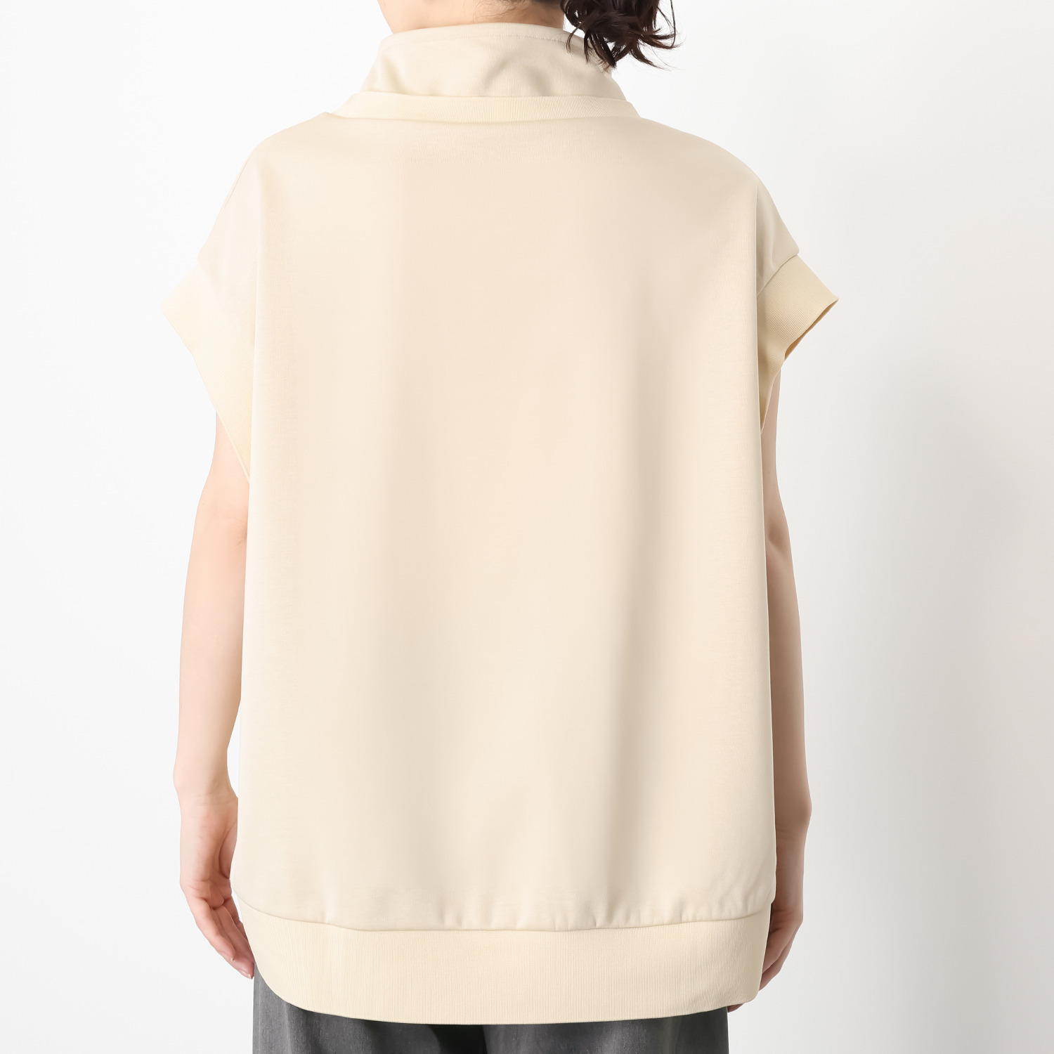 オンザビーバイサマーミー トラッドカジュアルを 簡単に取り入れられる プリントロゴベスト