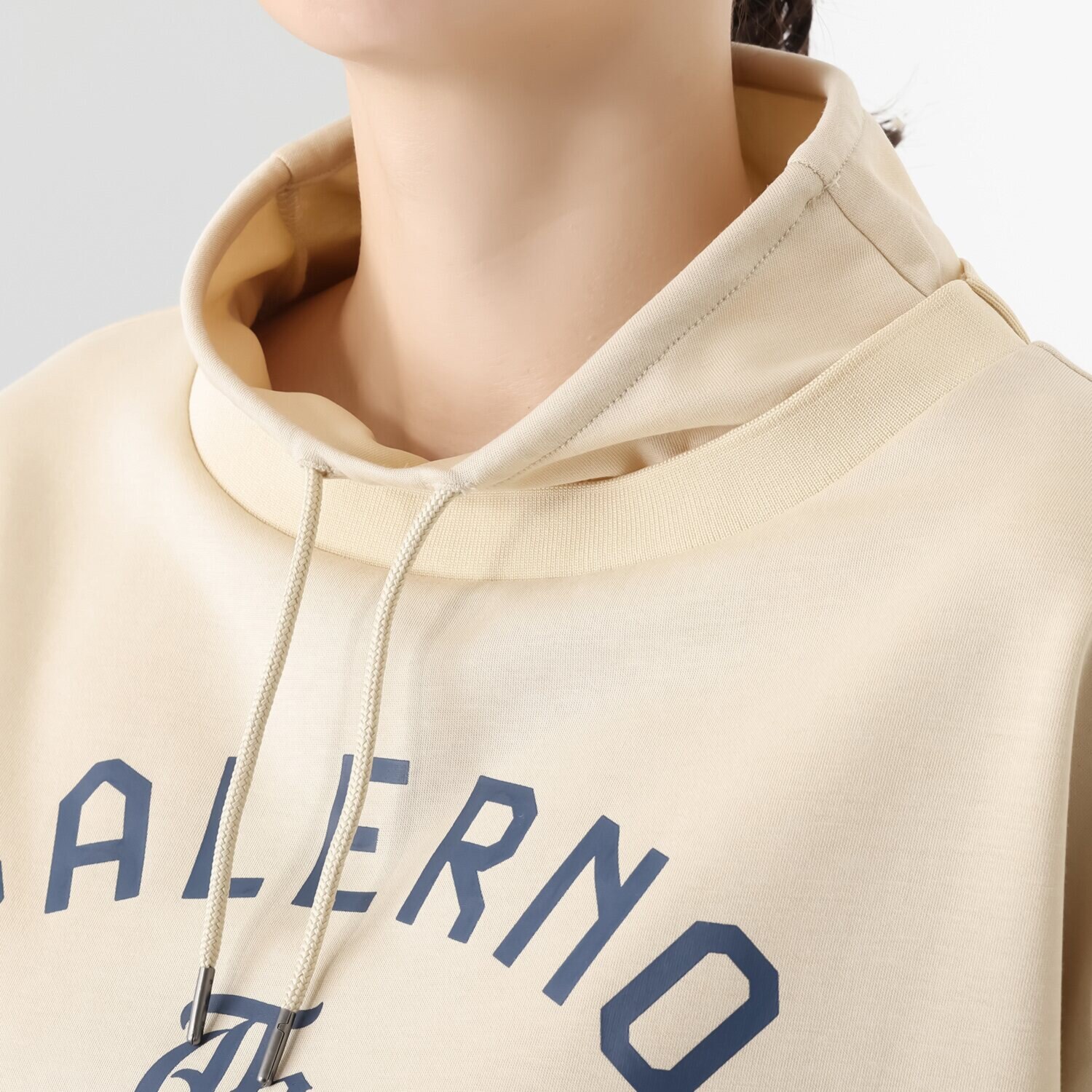 オンザビーバイサマーミー トラッドカジュアルを 簡単に取り入れられる プリントロゴベスト