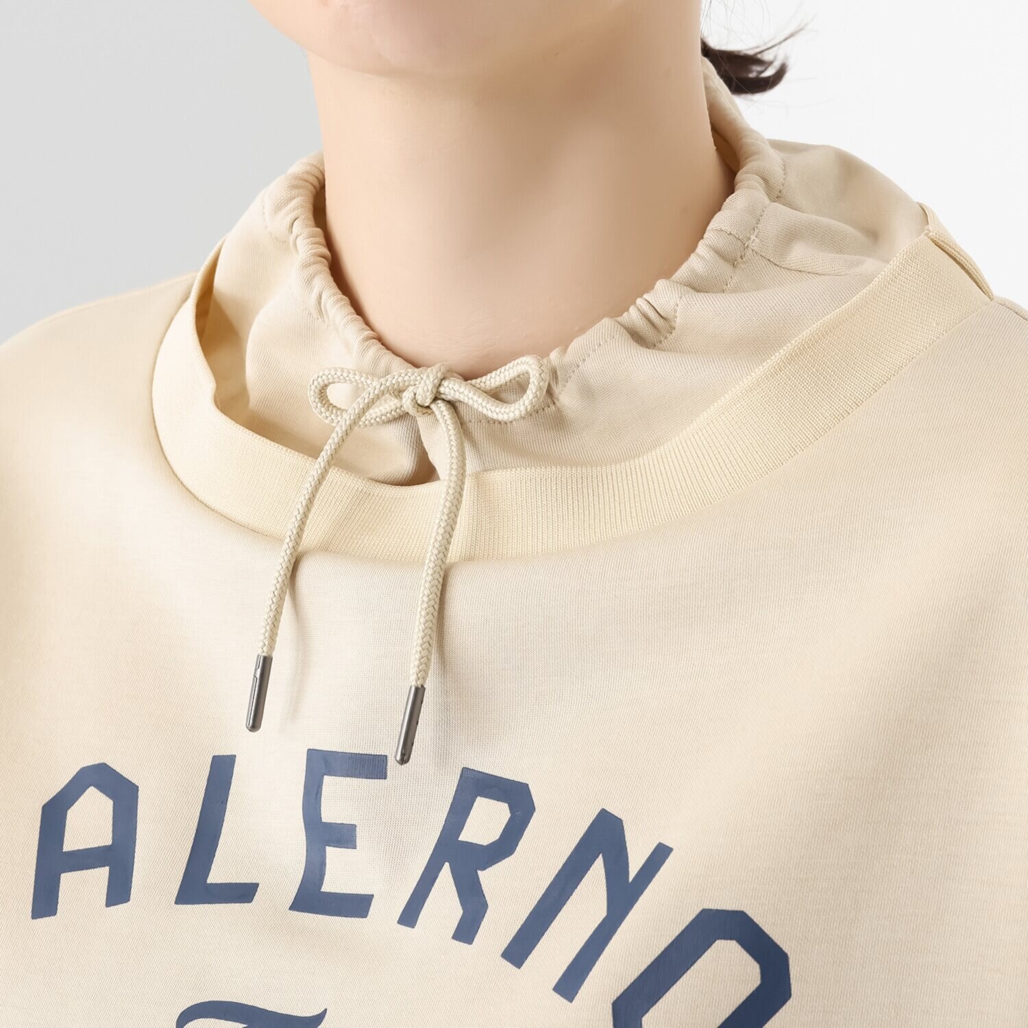 オンザビーバイサマーミー トラッドカジュアルを 簡単に取り入れられる プリントロゴベスト