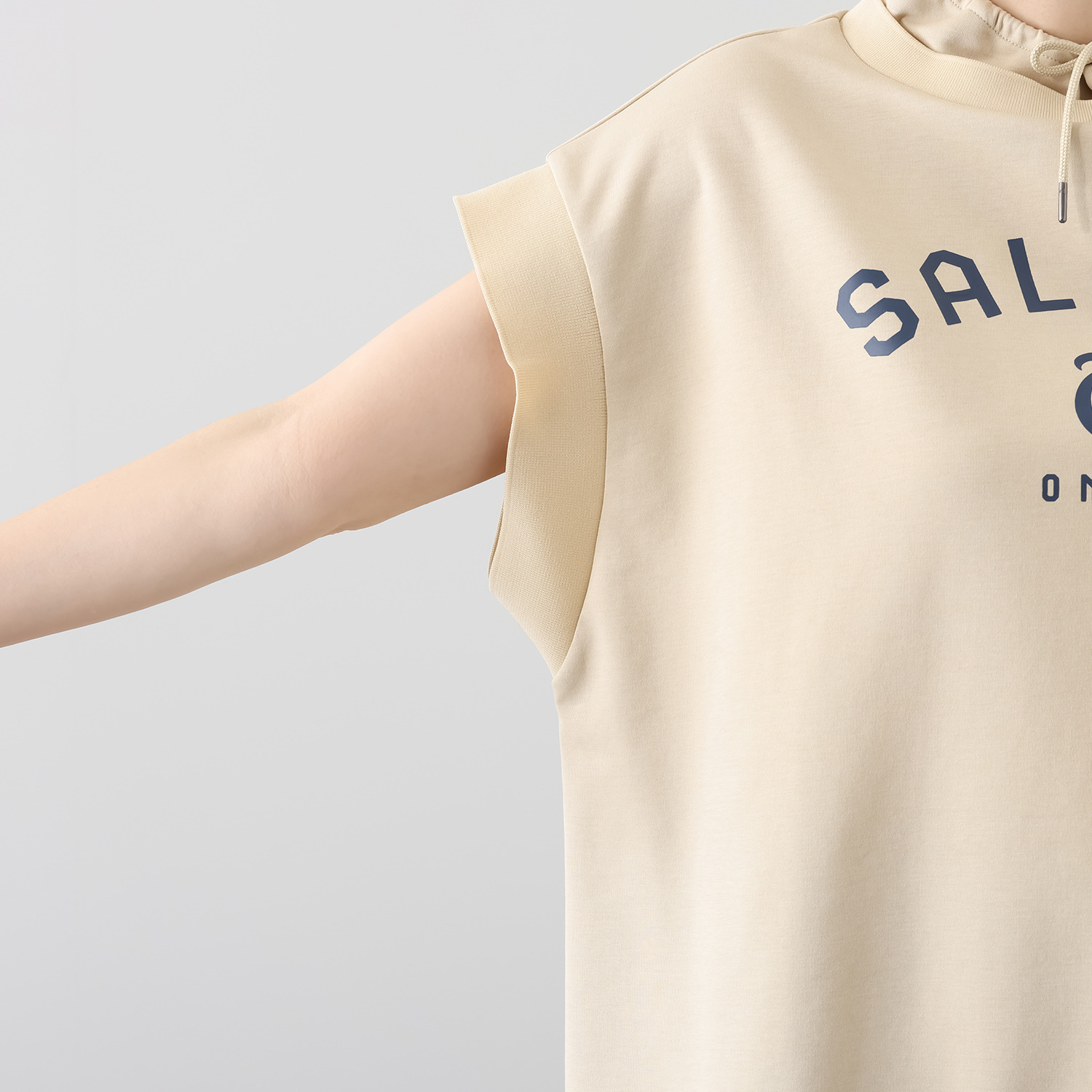 オンザビーバイサマーミー トラッドカジュアルを 簡単に取り入れられる プリントロゴベスト