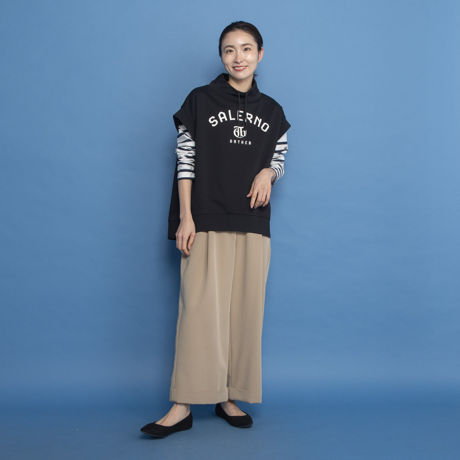 オンザビーバイサマーミー トラッドカジュアルを 簡単に取り入れられる プリントロゴベスト