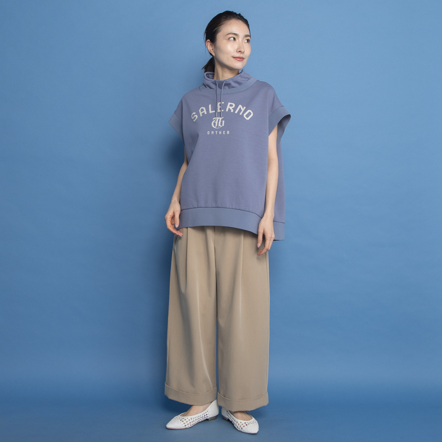 オンザビーバイサマーミー トラッドカジュアルを 簡単に取り入れられる プリントロゴベスト