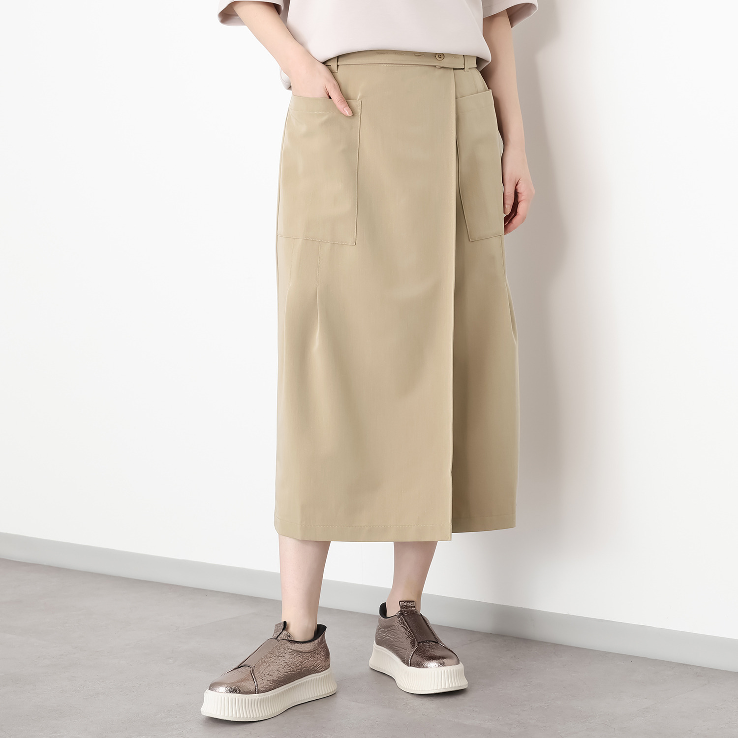 オンザビーバイサマーミー Ｉラインで旬な装い 共布配色ベルト付 タックデザインスカート